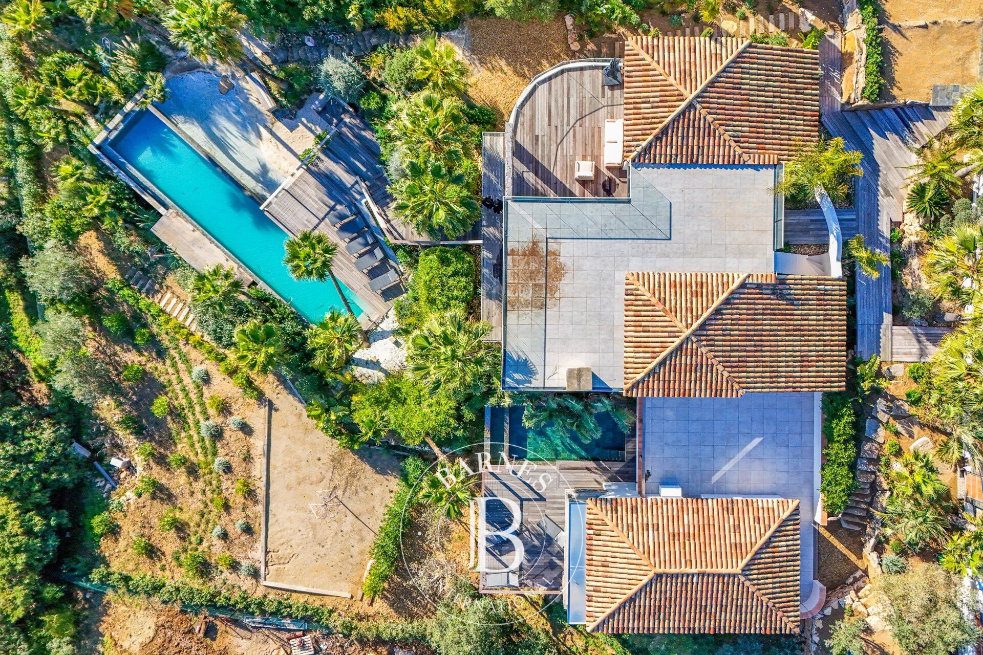 SAINTE-MAXIME – PRIVATE ESTATE WITH TWO CONTEMPORARY VILLAS AND TWO SWIMMING POOLS - picture 2