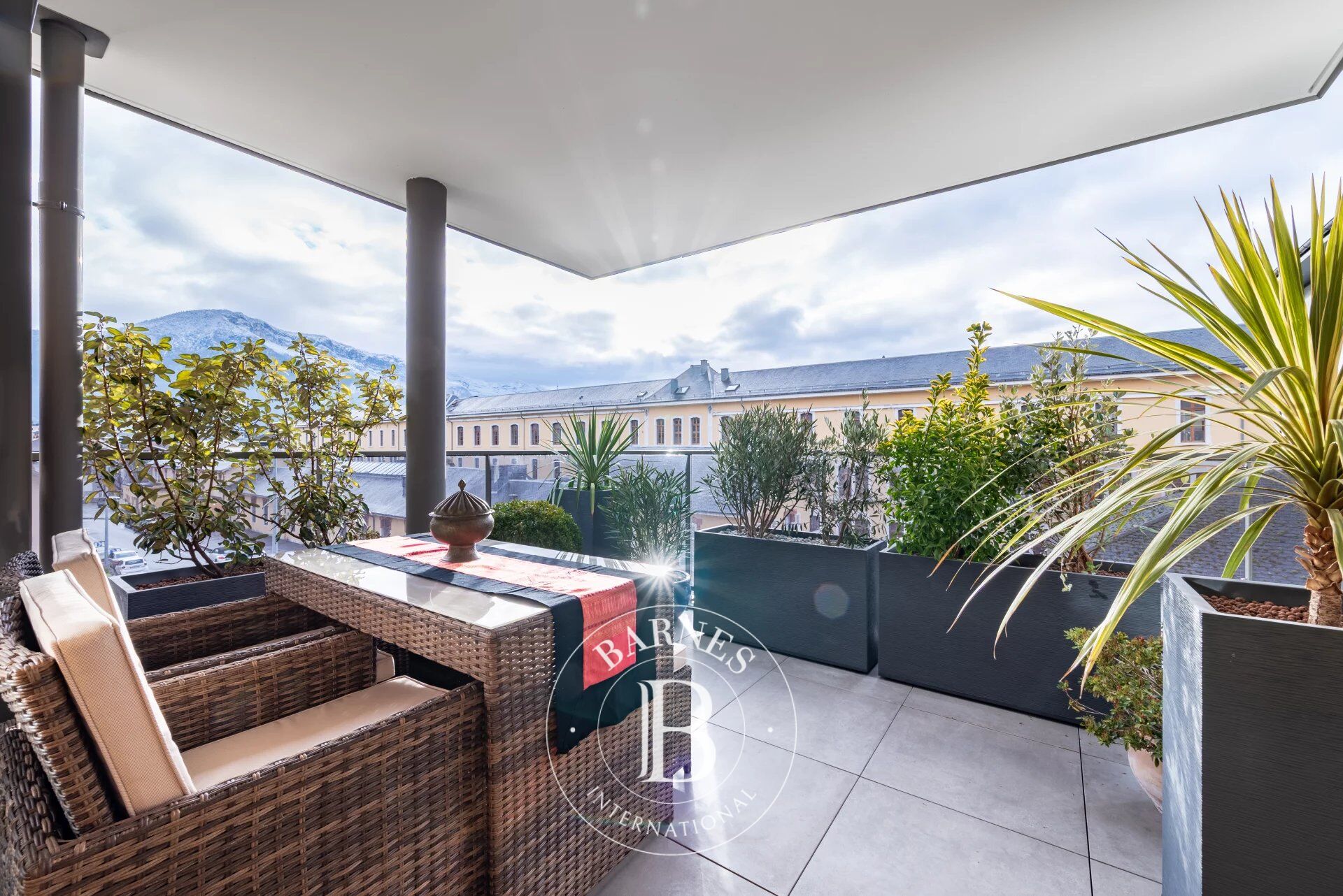 BARNES ANNECY - QUARTIER DES HARAS -  APPARTEMENT D EXCEPTION - ETAGE ÉLEVÉ - PROCHE COMMODITES - picture 2