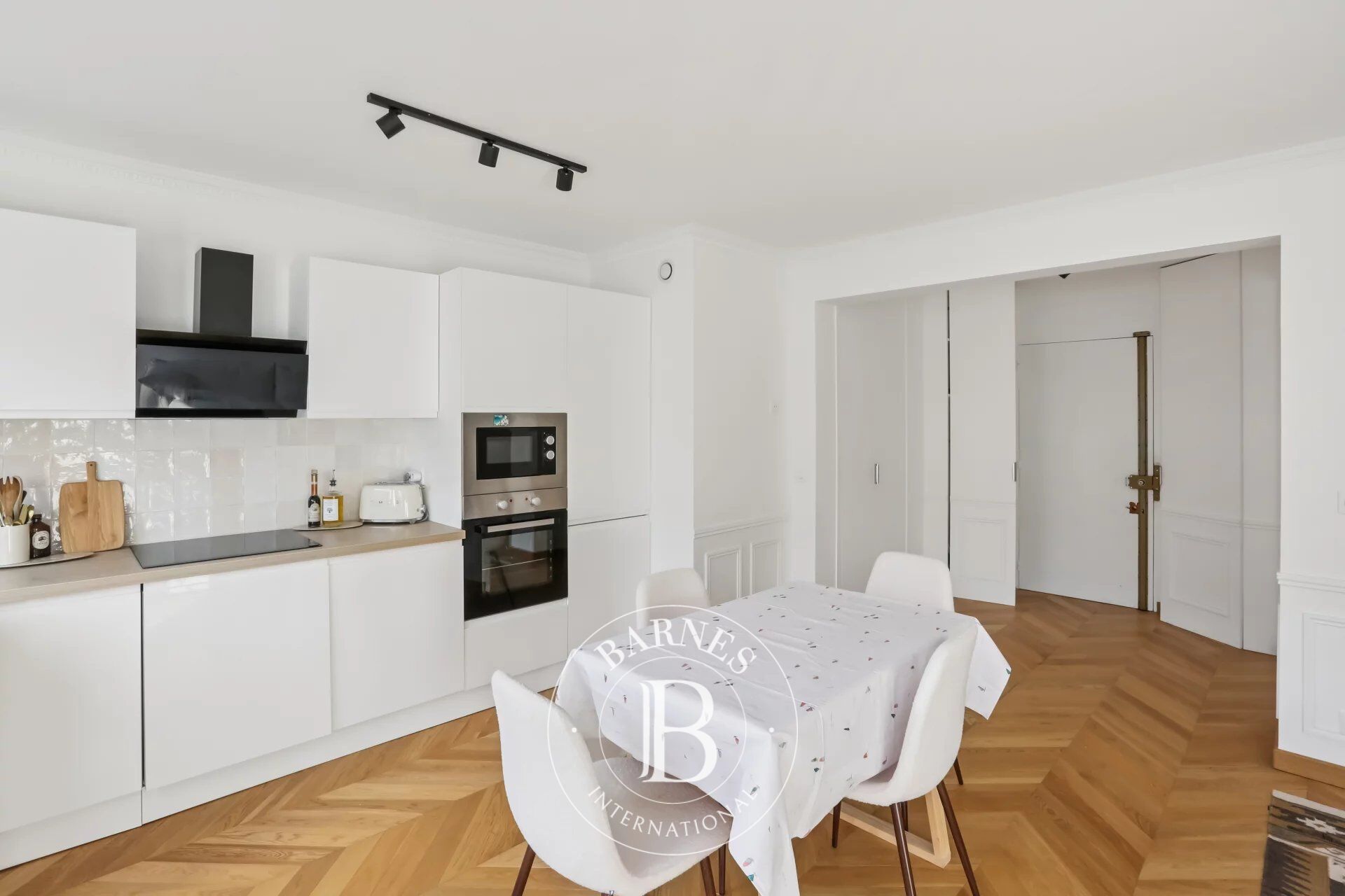 Paris 16 - Passy - 2 pièces - Étage élevé - Balcon - picture 3