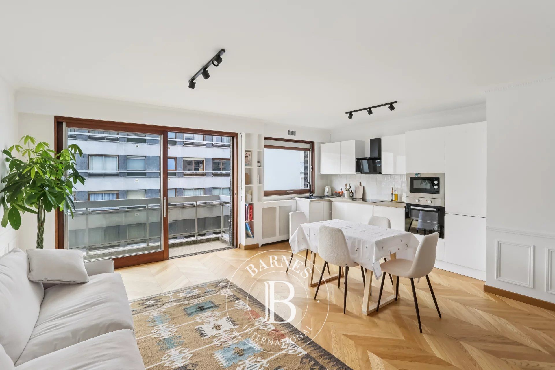 Paris 16 - Passy - 2 pièces - Étage élevé - Balcon - picture 1