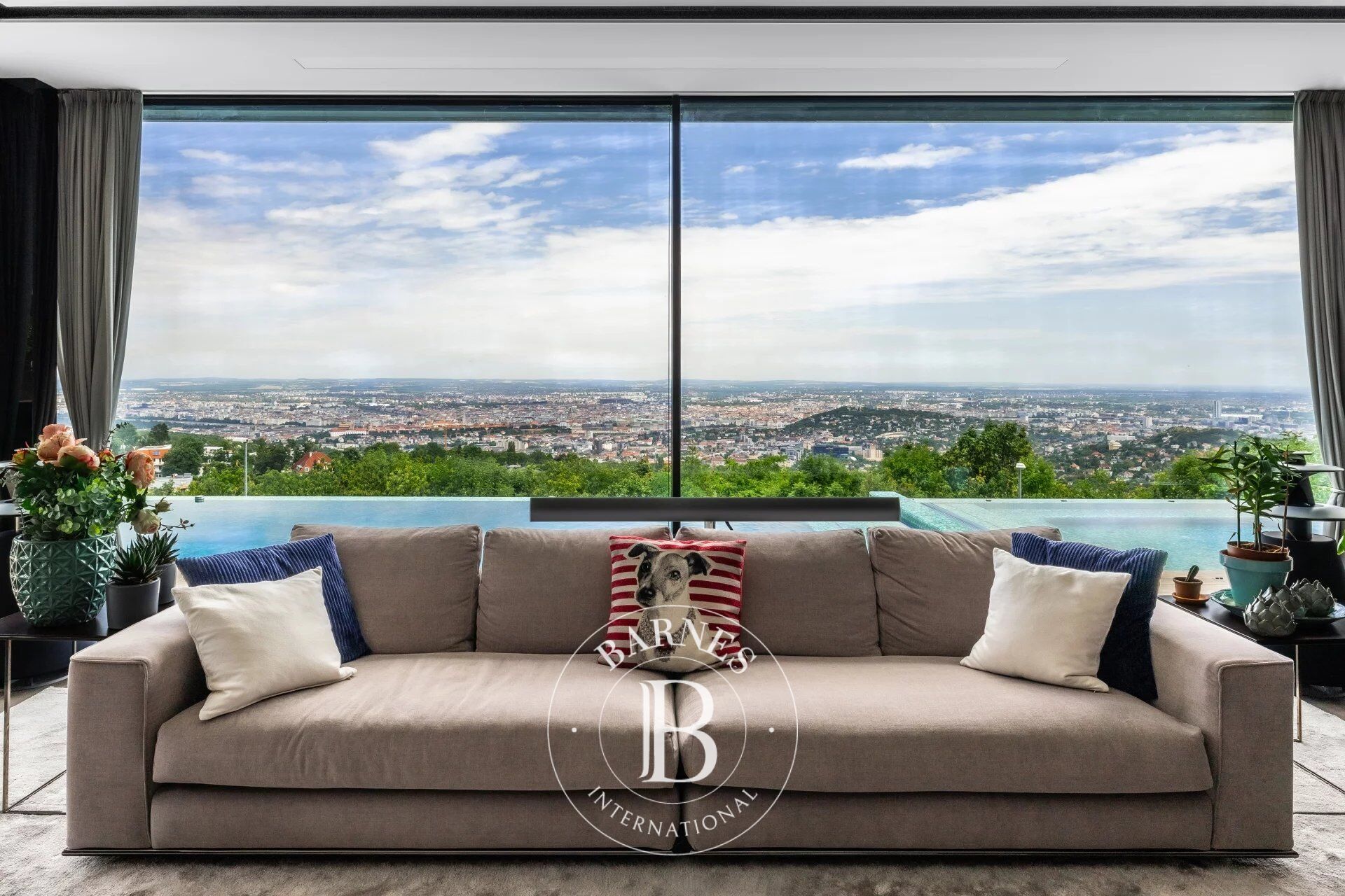 Contemporary minimalist villa above Budapest, with endless panoramic view - picture 2