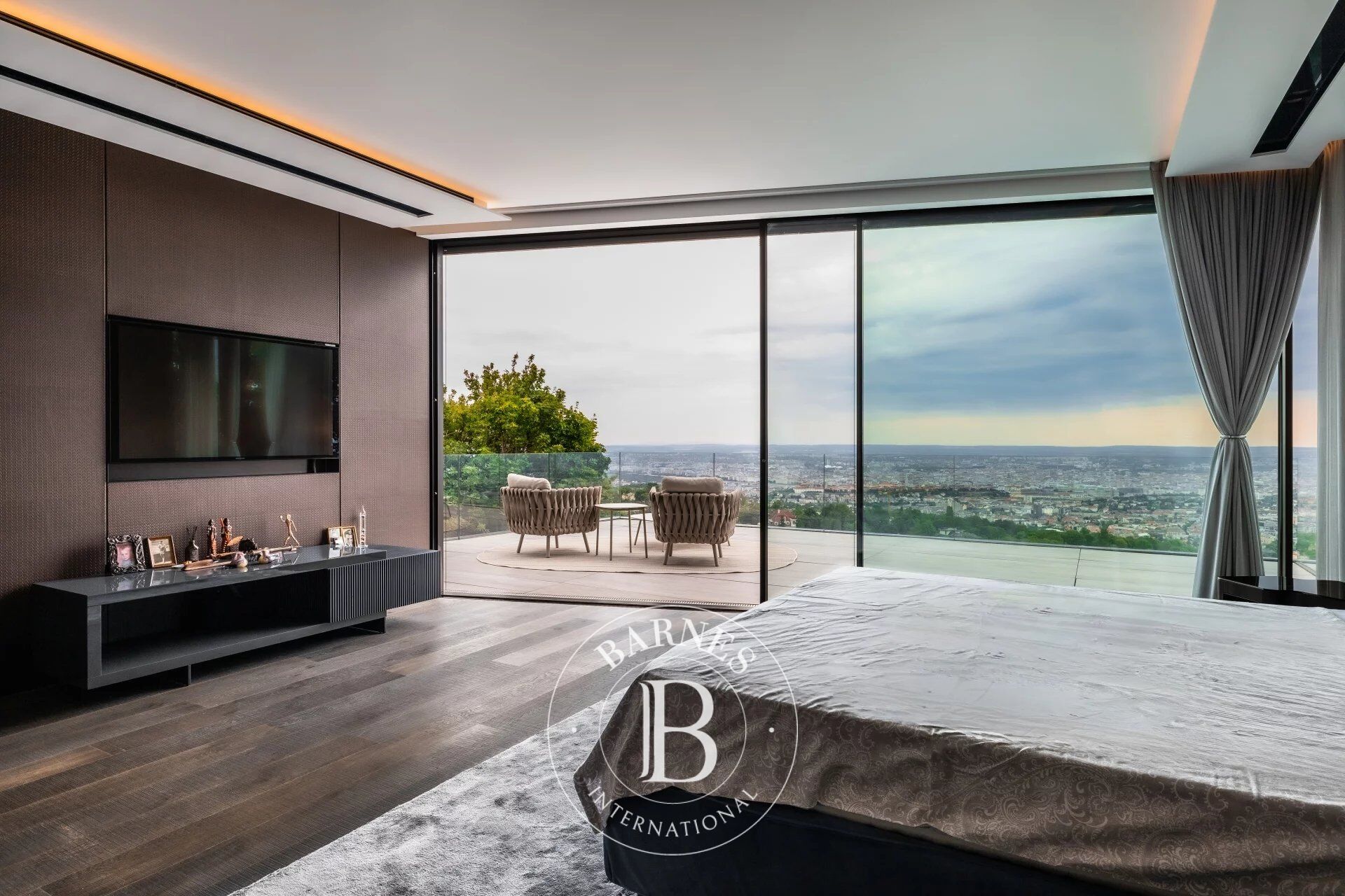 Contemporary minimalist villa above Budapest, with endless panoramic view - picture 3