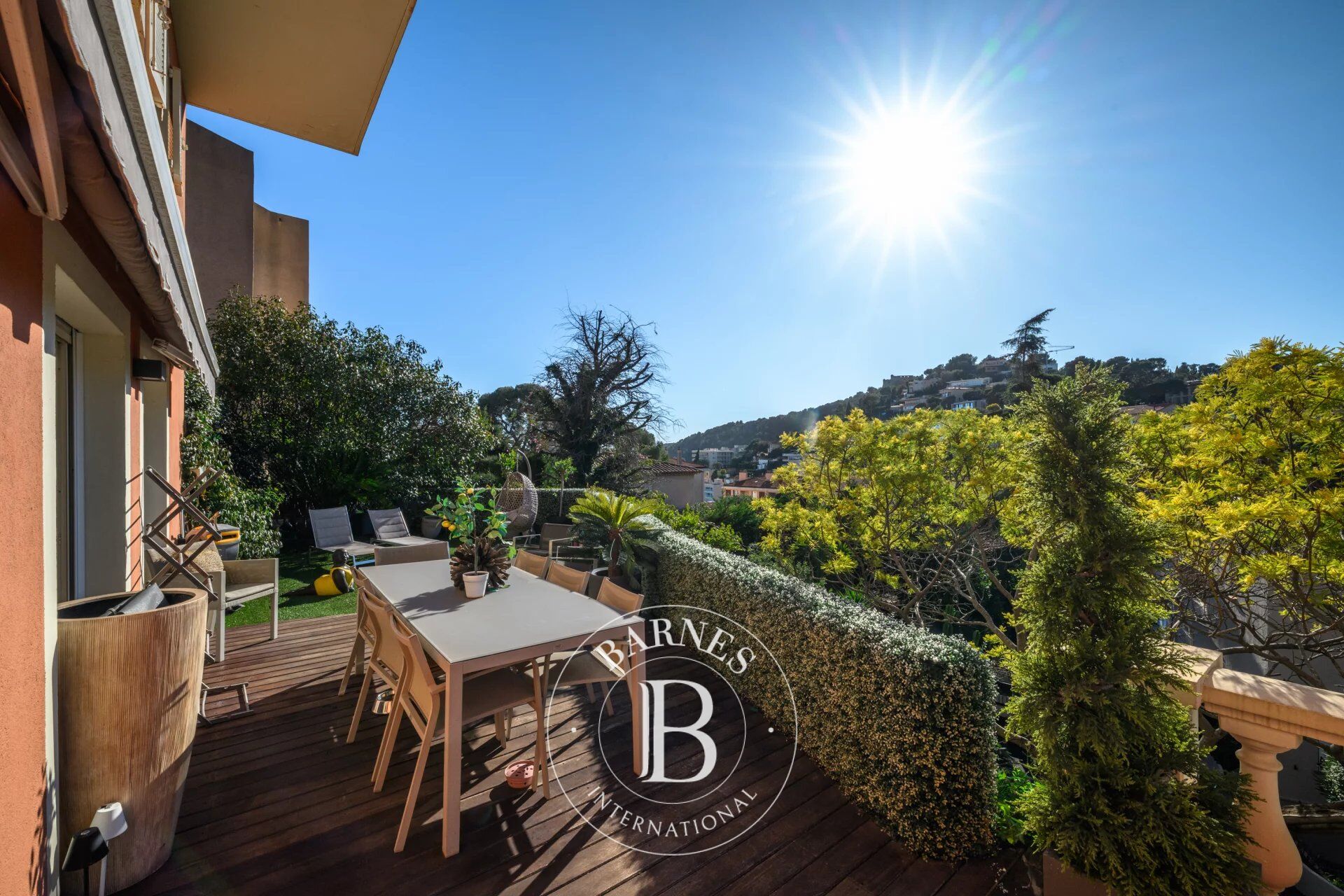 VILLEFRANCHE-SUR-MER — ÉLÉGANT DUPLEX AVEC VUE PANORAMIQUE DÉGAGÉE - picture 2