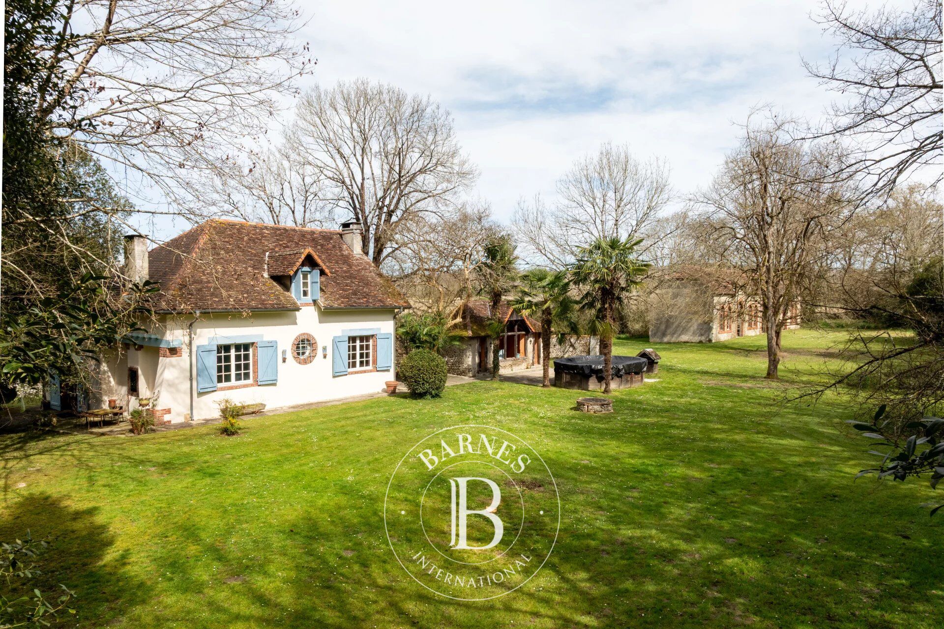 PRÈS D'ORTHEZ, JOLIE MAISON DE CAMPAGNE SUR 5000 M² DE JARDIN - picture 1