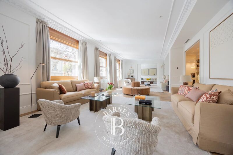 Exclusiva residencia de lujo en finca clásica frente a la Embajada Italiana