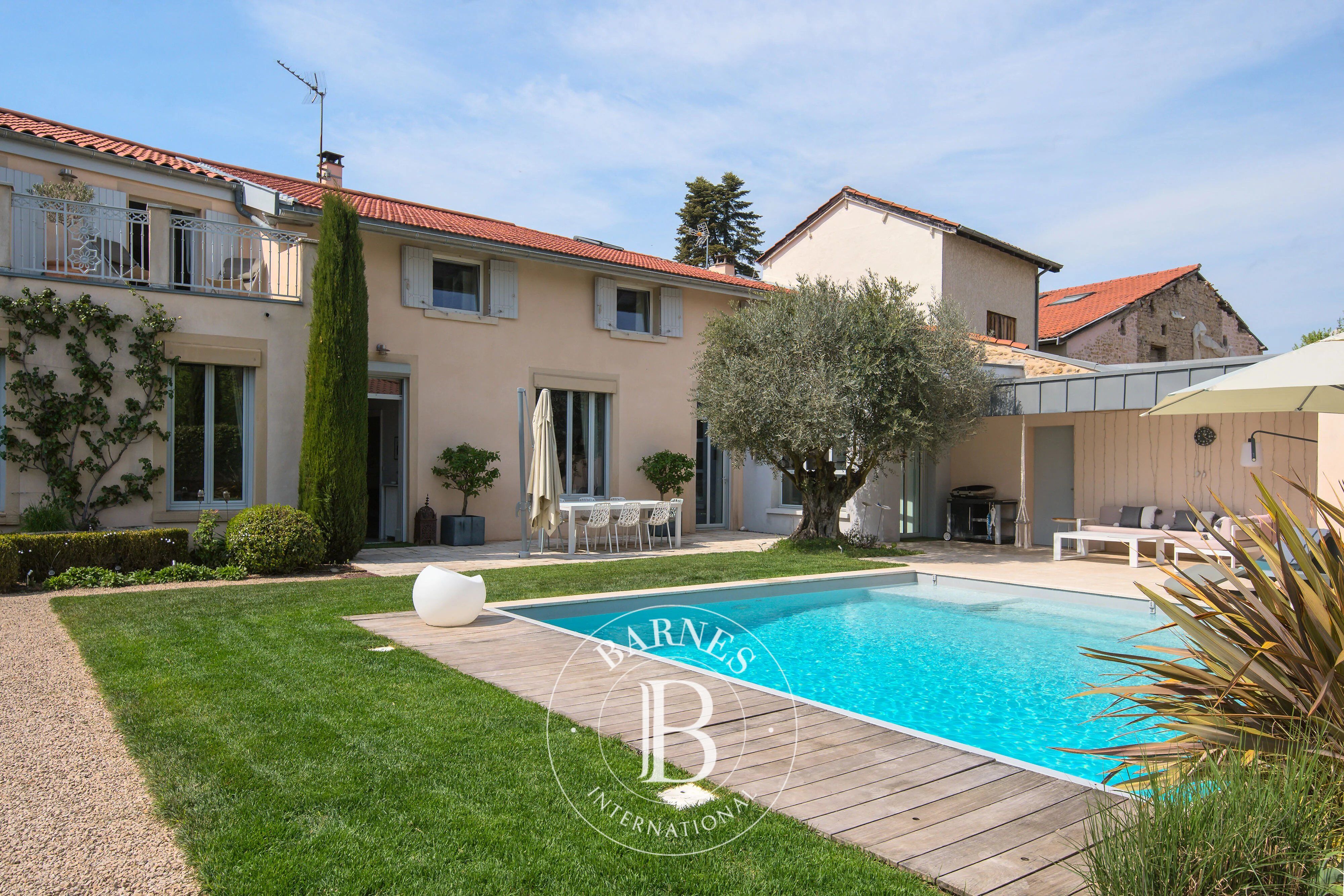 Dardilly centre - Maison de charme de 290m² environ -  5 chambres - 1 studio - Piscine - Garage - terrain de 700m² environ - picture 1