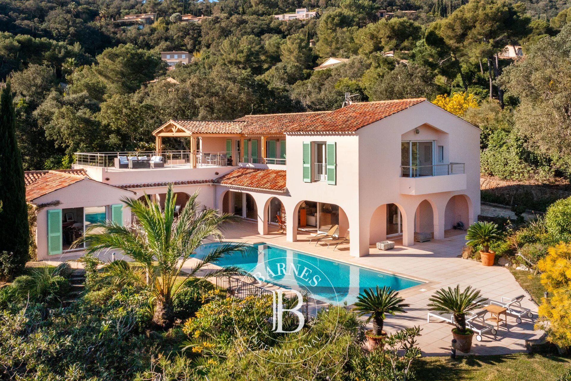 Exclusivité - Cap Bénat - Maison de 275 m² - 6 chambres - Piscine - Garage - picture 2