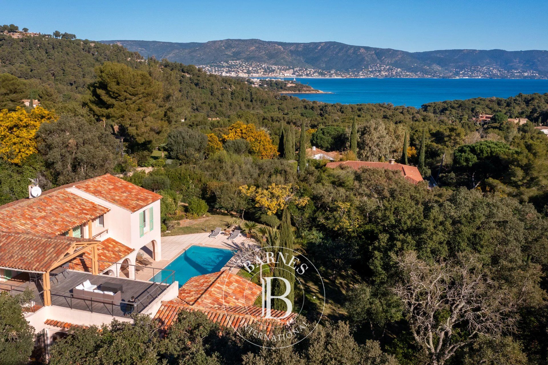 Exclusivité - Cap Bénat - Maison de 275 m² - Piscine - Garage - picture 2