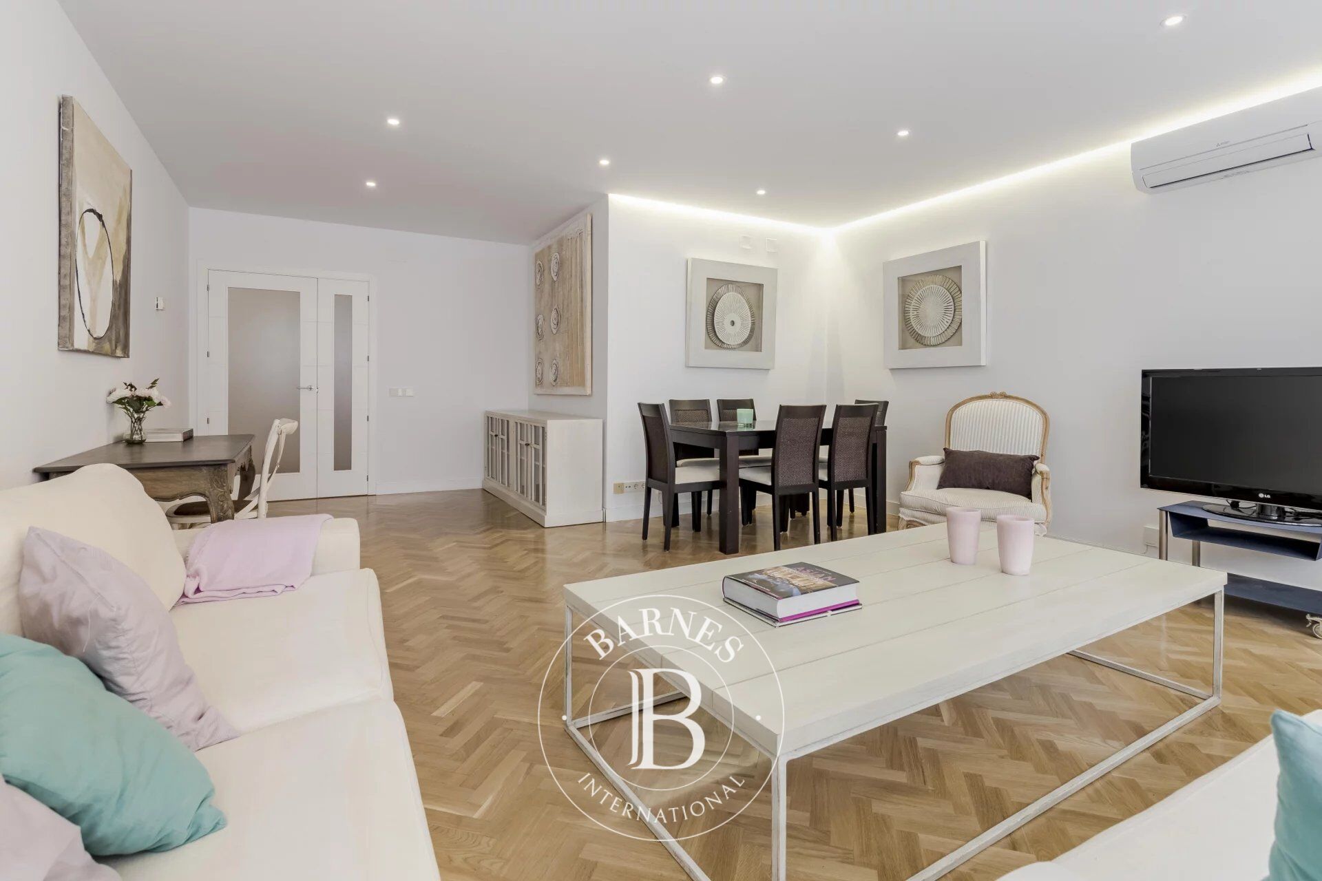 Eleganza e comfort in un trilocale esterno su Serrano - picture 3