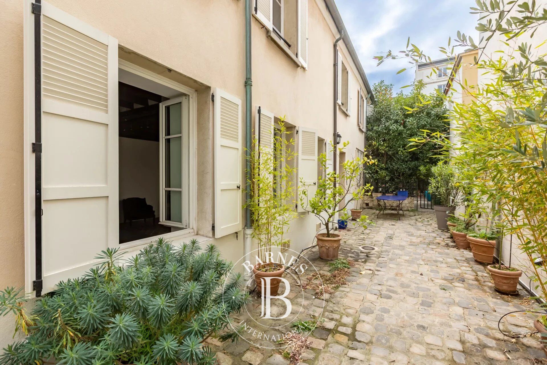 NORTH BOULOGNE - APARTMENT WITH CHARACTER ON A PRIVATE LANE - picture 1