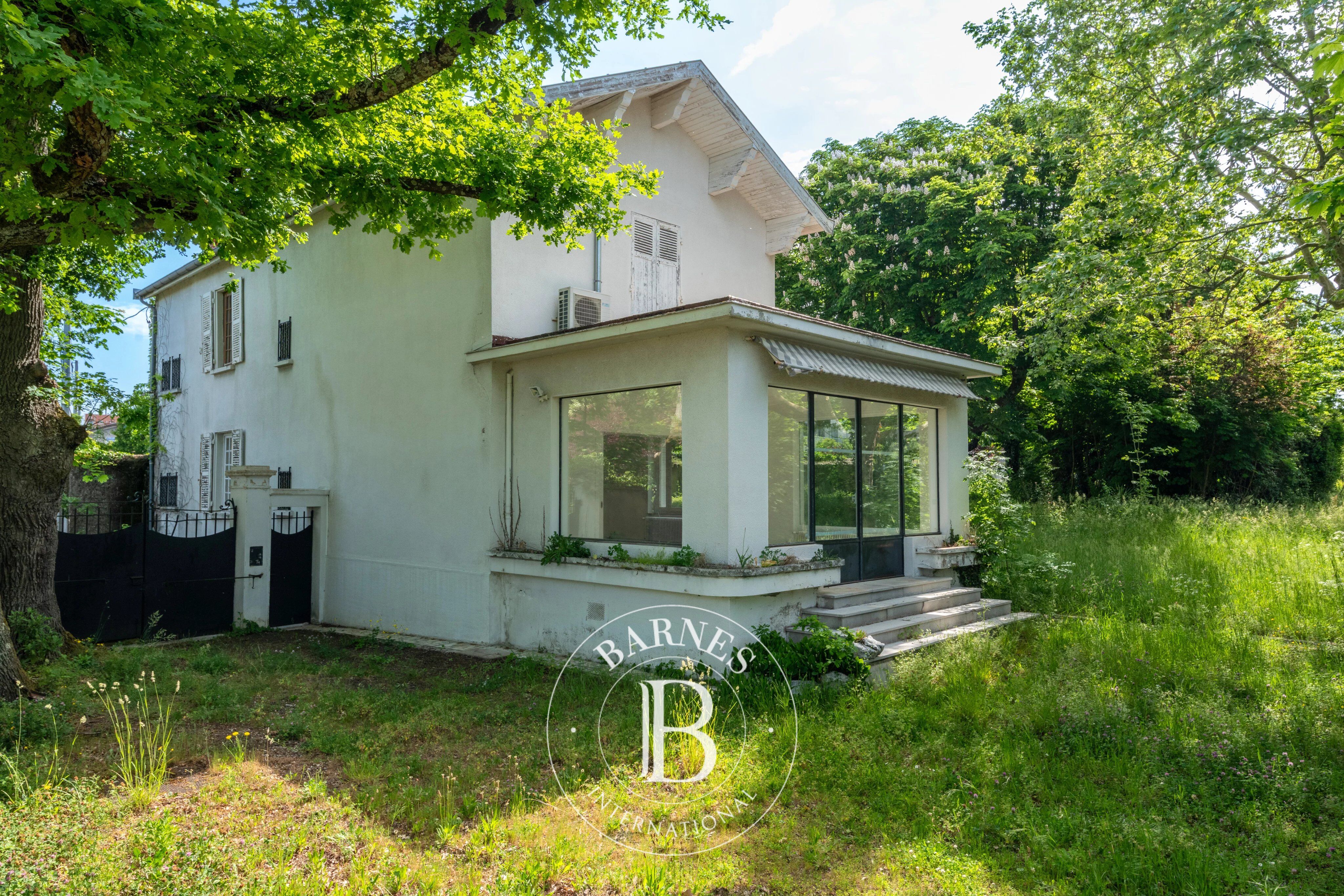 Sainte-Foy-lès-Lyon – Propriété bourgeoise rénovée avec terrain constructible de 6 093 m² - picture 2
