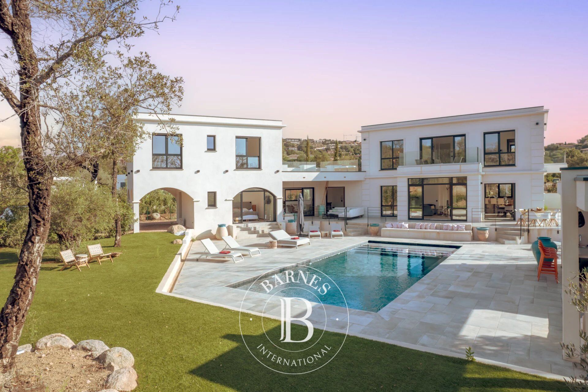 Private estate, 5-bedroom villa, swimming pool, close to the beach - picture 1