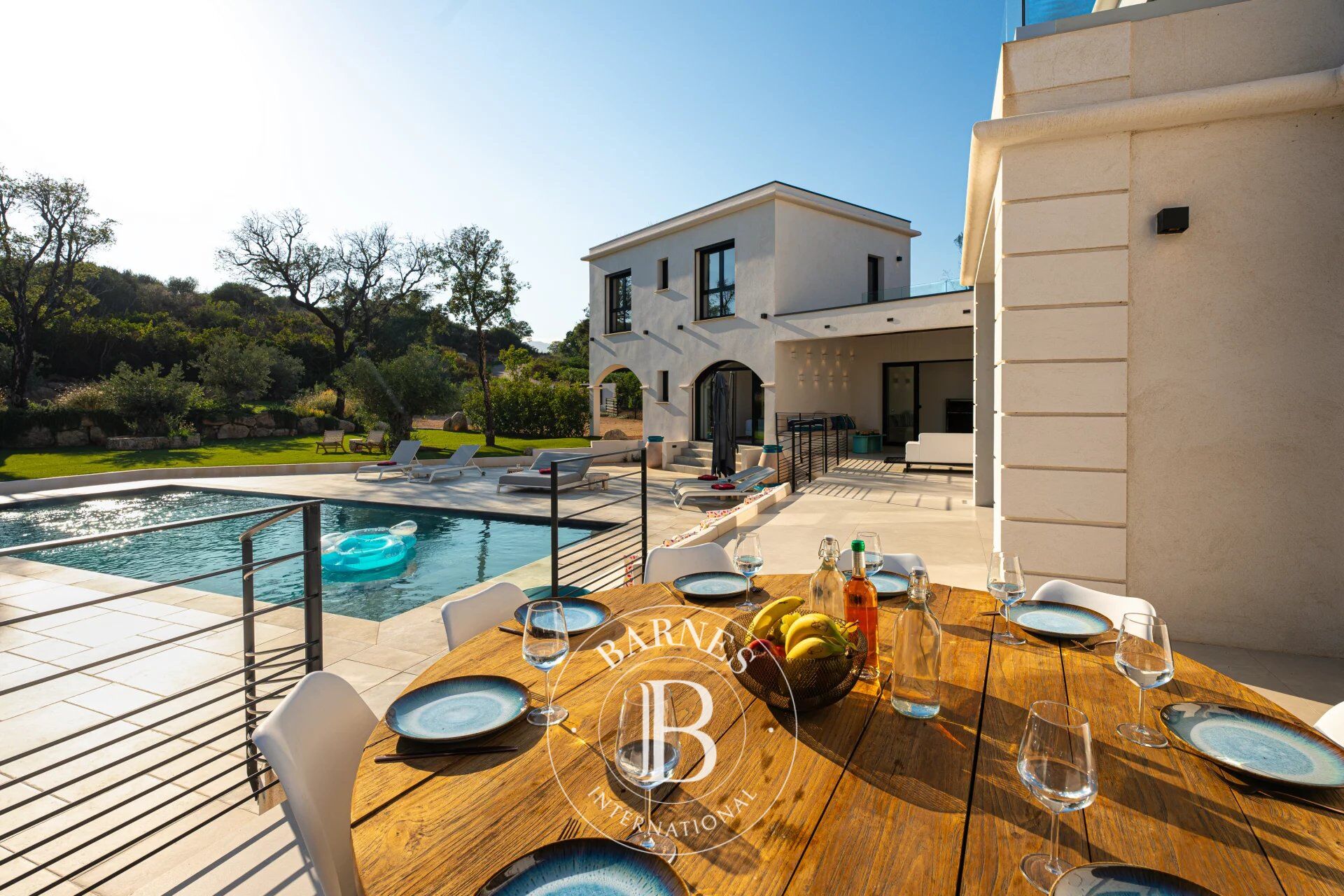 Private estate, 5-bedroom villa, swimming pool, close to the beach - picture 2