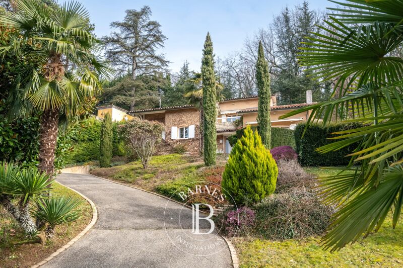 St Didier - Maison d'environ 200m² - 4 chambres - 2 bureaux - Terrain de 3000m² - piscine - garage et grand sous-sol