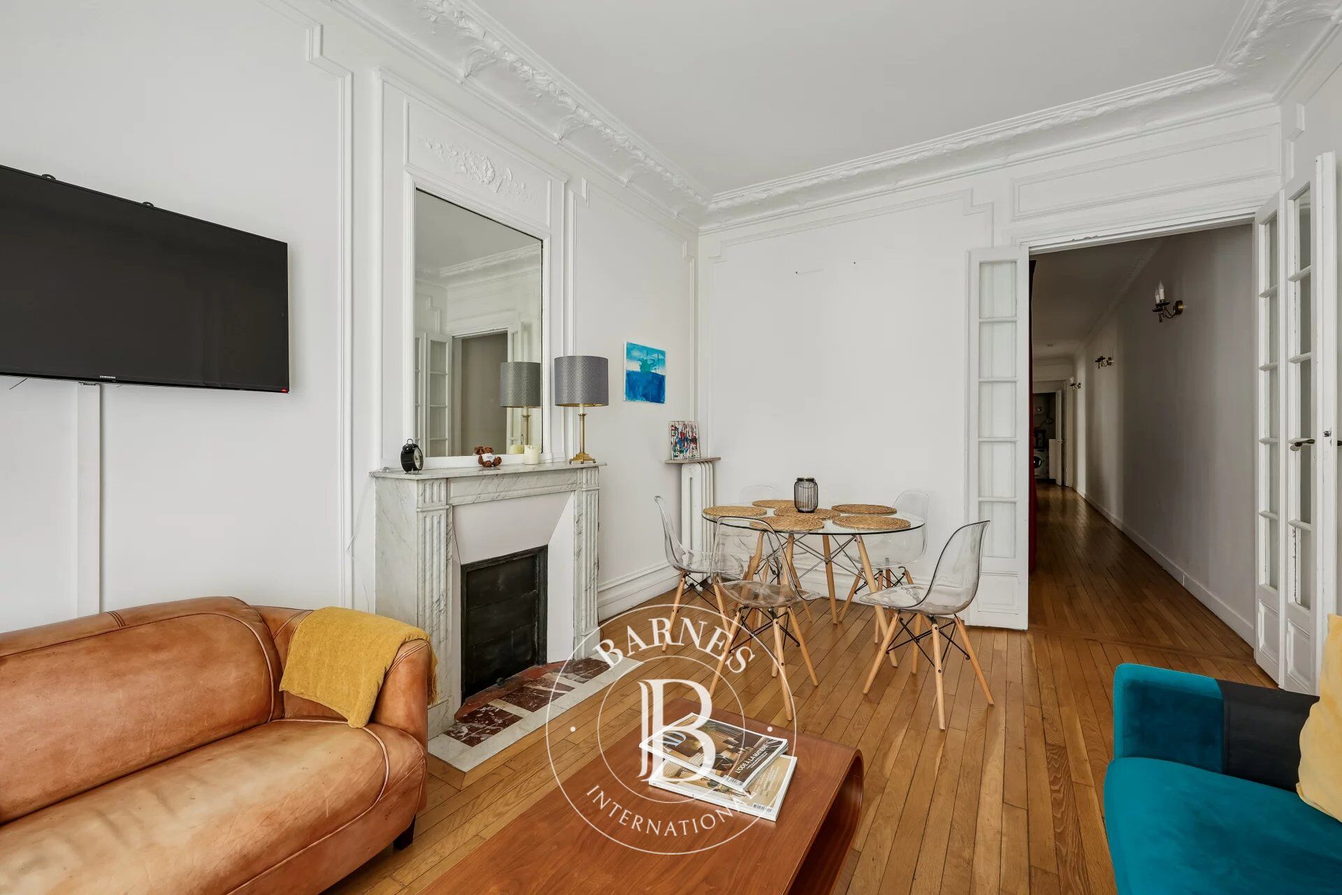 Paris 7 - Off market - Ecole Militaire - Deux chambres - Beaux volumes - Charme de l'ancien - Calme. - picture 2