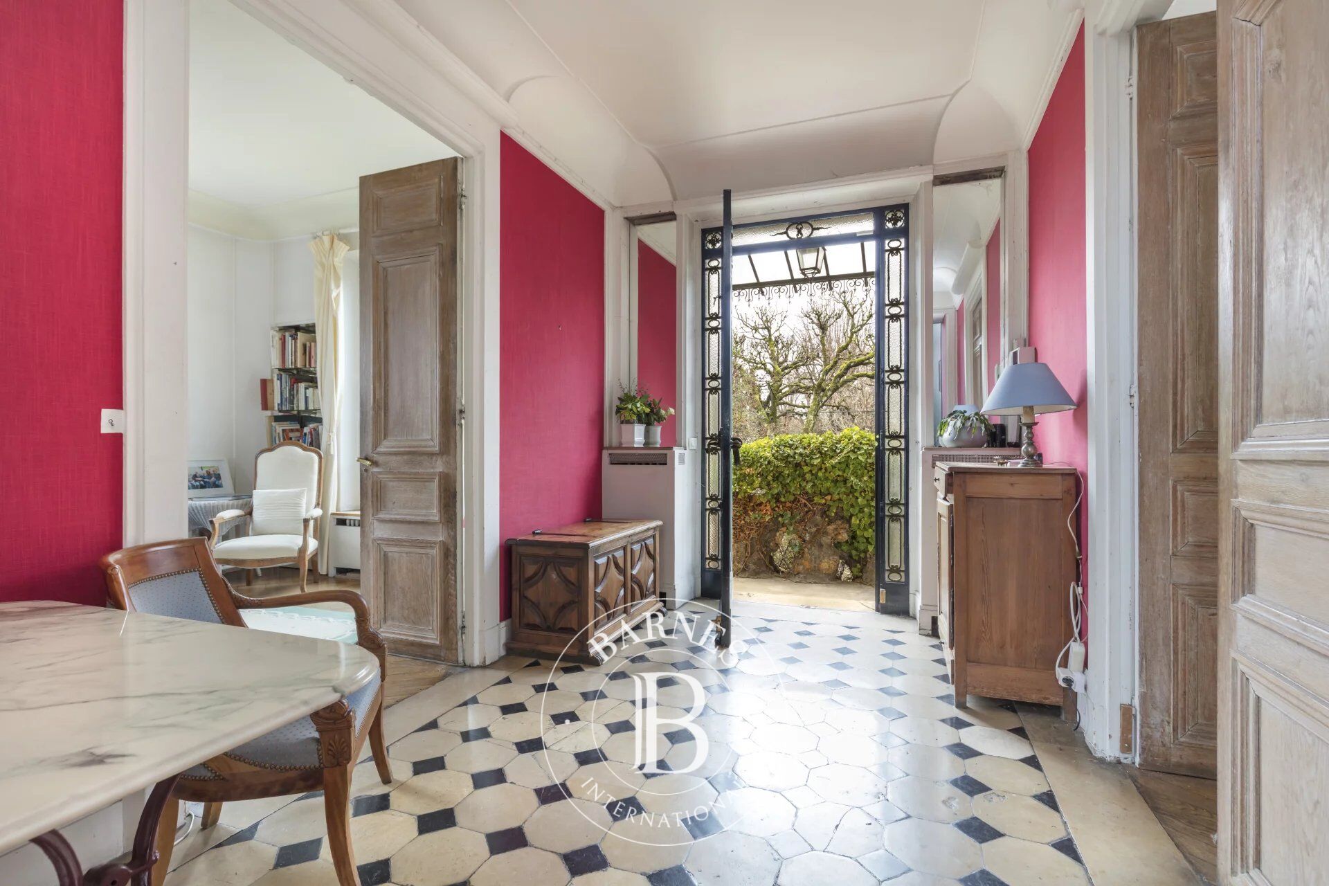 Chatou (Parc - Pièce d'eau), Charming 200m² (2,153 sq ft) mansion, 7 bedrooms, set on a 673m² (7,244 sq ft) plot. - picture 3