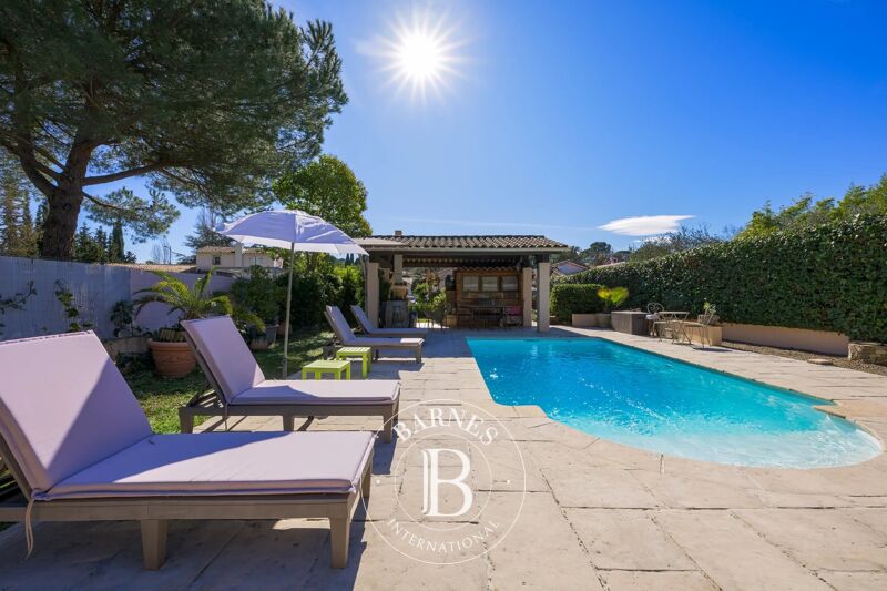 MOUGINS - CHARMANTE MAISON - PROCHE DU GOLF ET DE L'ETANG