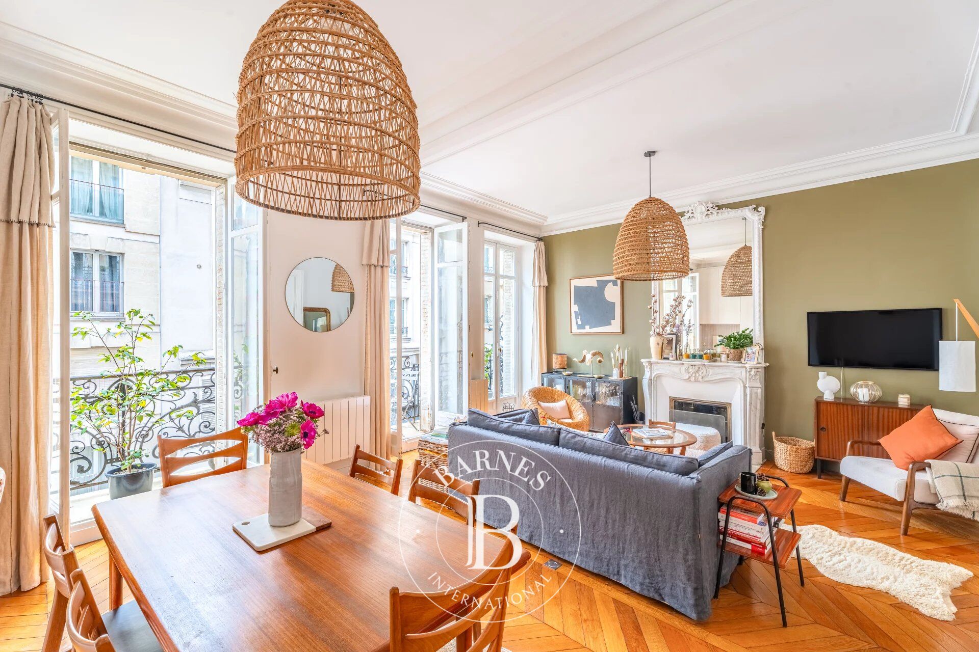 PARIS 9 - 2 CHAMBRES - 2eme ETAGE - ASCENSEUR - BALCON - BEAUX VOLUMES - picture 1