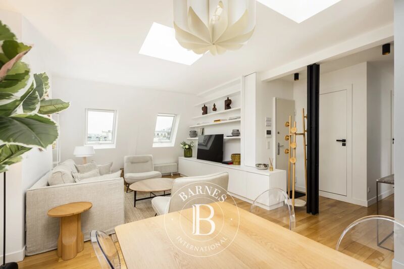Paris 6 - Saint-Germain-des-Prés / Saint-Sulpice - Top floor - Lift - 2 bedrooms - Light-filled and dual aspect
