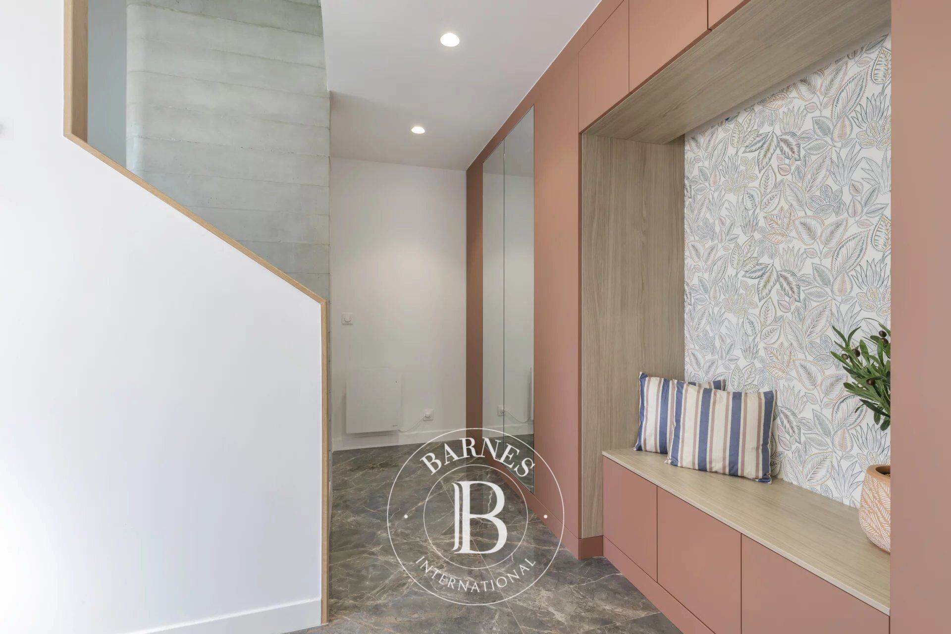 PUTEAUX - TOWN CENTRE - Fully renovated house with terrace and independent studio apartment - 183m² (1,970 sq ft) of living space - picture 3