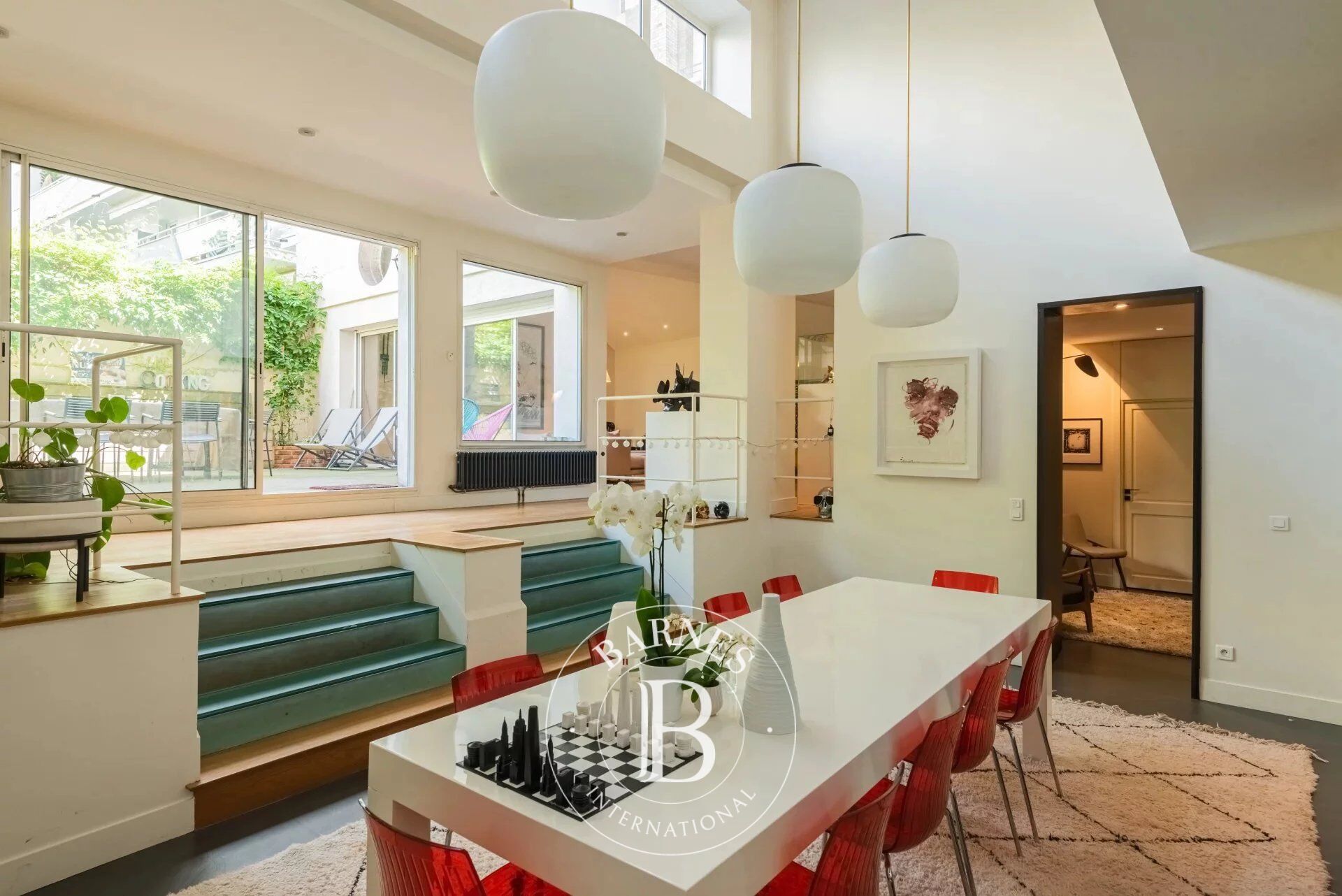 Exceptional tri-level apartment - picture 2