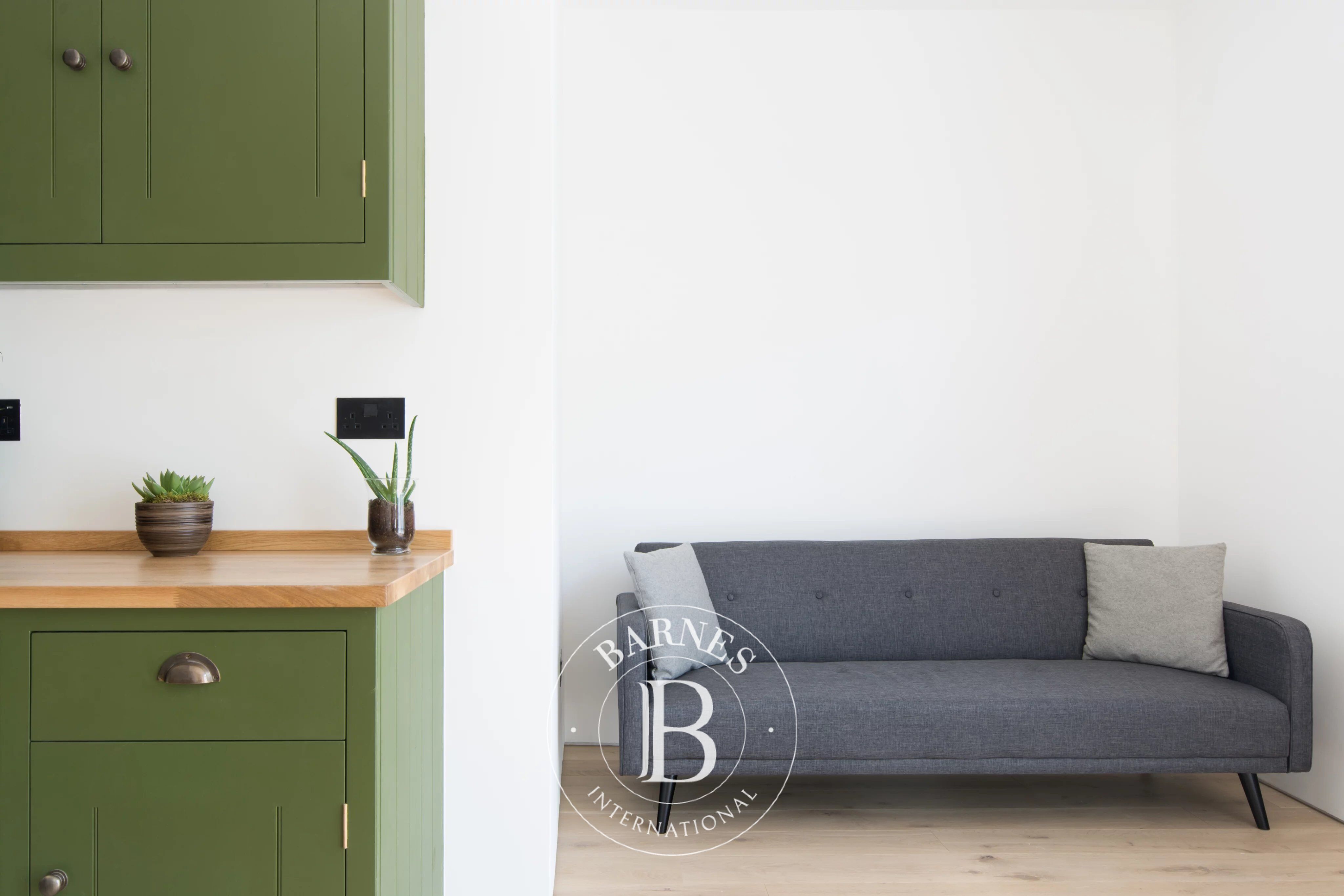 Godolphin Road, Shepherd's Bush - picture 2