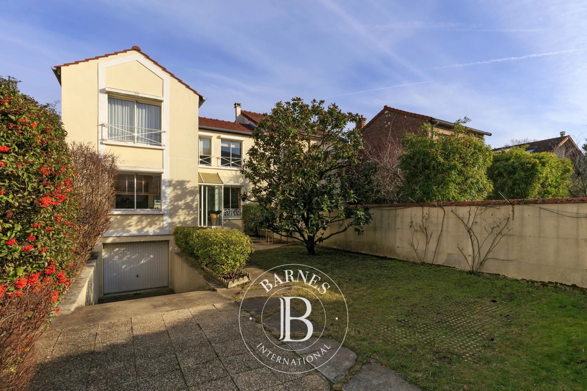 COURBEVOIE FAMILY HOUSE WITH GARDEN - picture 2