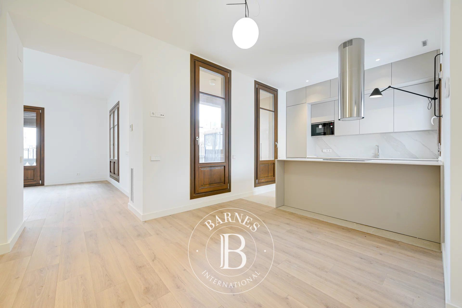 Exclusive top-floor apartment with a large terrace in the Eixample - picture 3