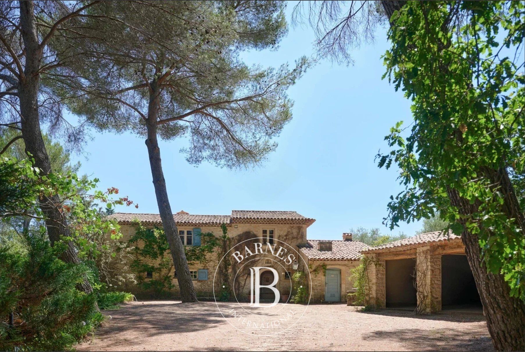 MOUGINS - DOMAINE AVEC BASTIDES PROVENÇALES - VUE VILLAGE ET MER - picture 1