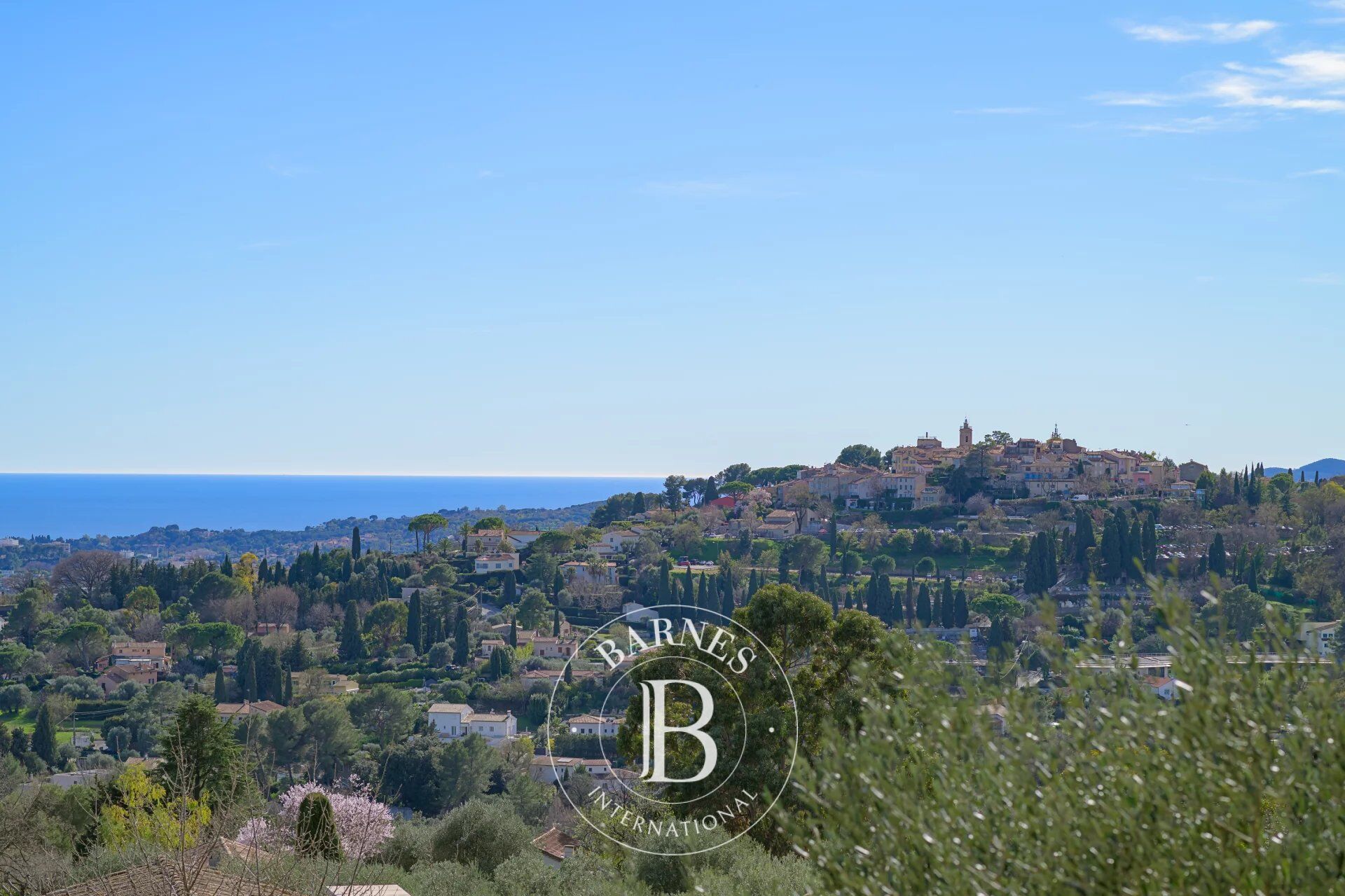 MOUGINS - DOMAINE AVEC BASTIDES PROVENÇALES - VUE VILLAGE ET MER - picture 2