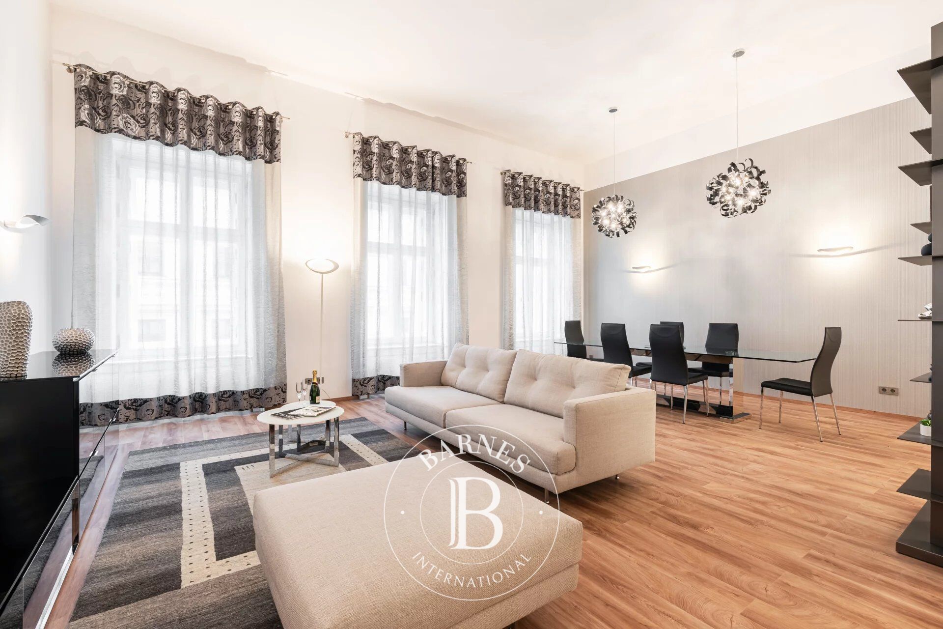 2-bedroom furnished luxury apartment in Palazzo Dorottya - picture 3