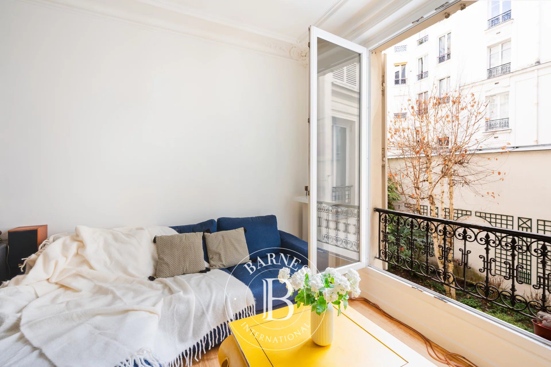 EXCLUSIVITE - PARIS 9ème - MARTYRS - 3 CHAMBRES - ASCENSEUR -  1er ETAGE - LUMIERE - CALME - VUE VERDURE ET RUE - picture 2