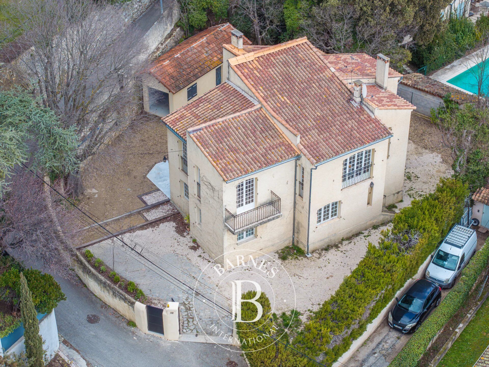AIX CENTRE - MAISON DE VILLE À RÉNOVER - 200 M2 - ANNEXE - STATIONNEMENTS - TERRAIN PISCINABLE - picture 2
