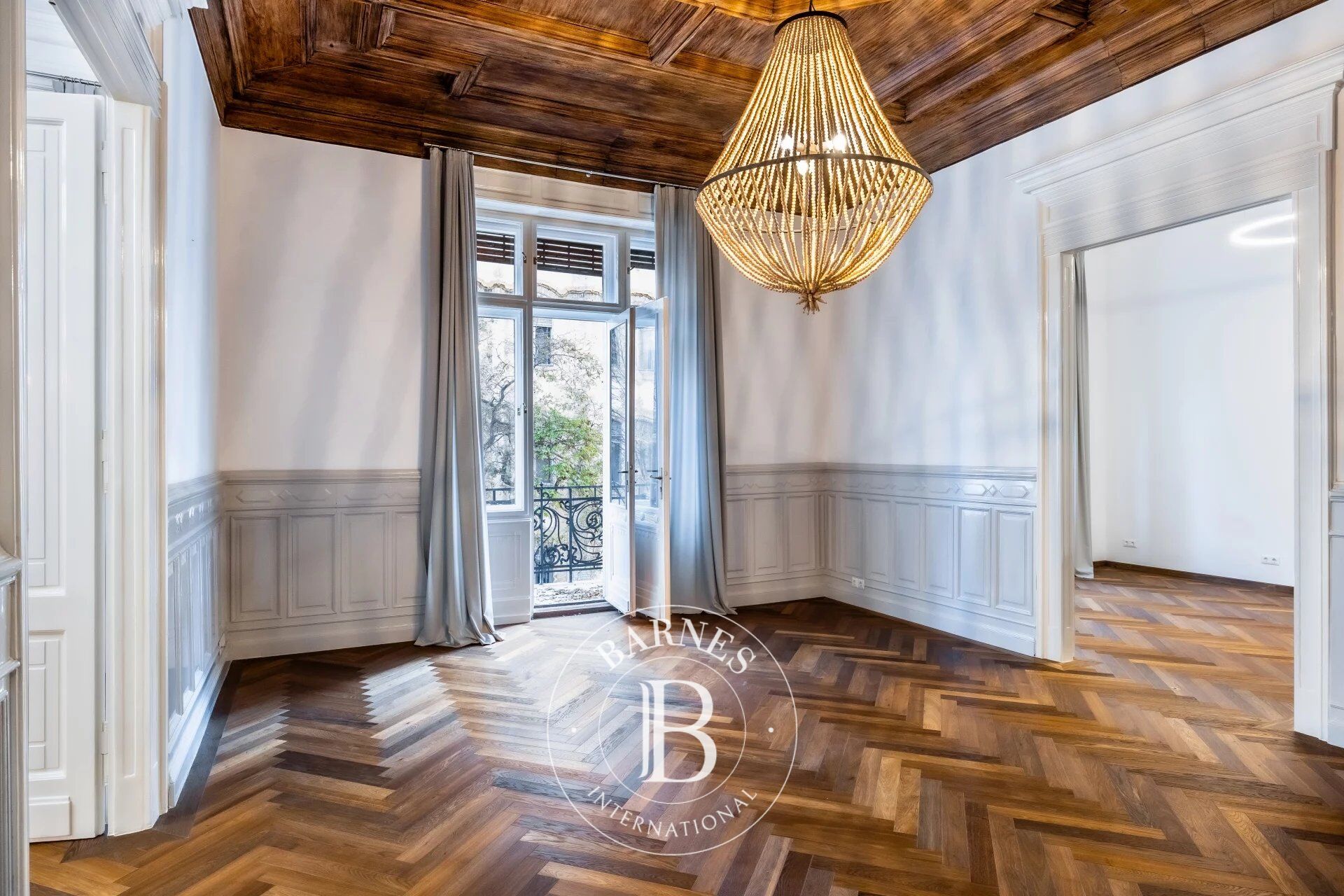 Exclusive High-class apartment near Szabadság Square - picture 2