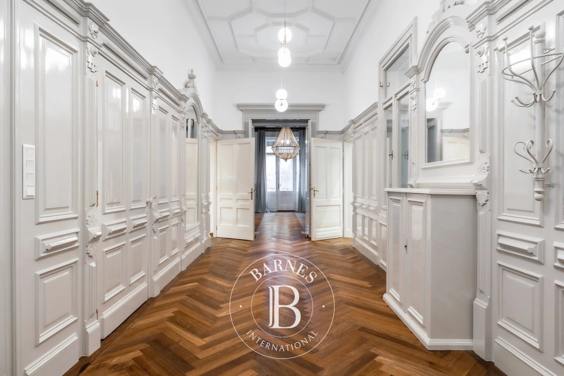 Exclusive High-class apartment near Szabadság Square - picture 3