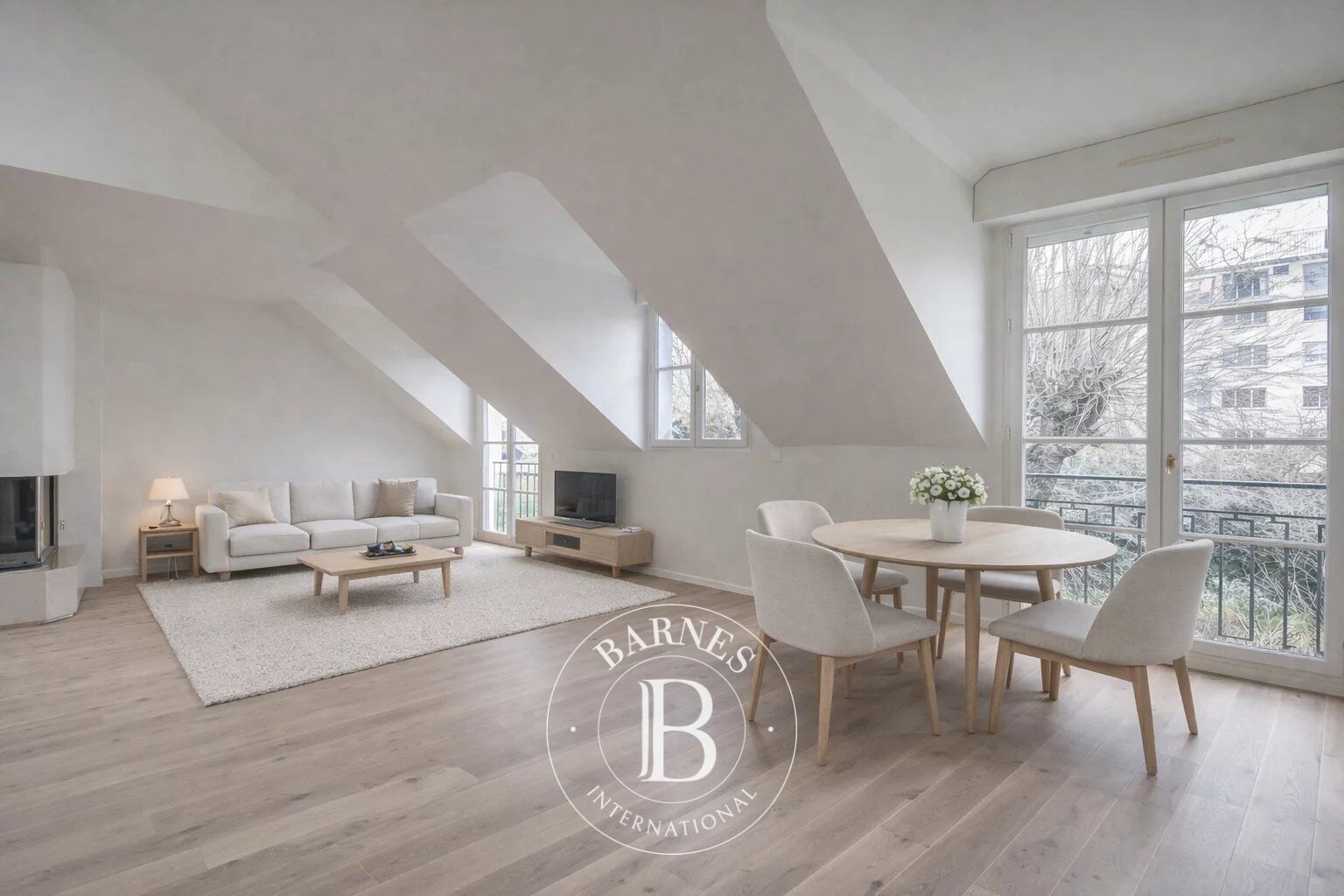 Versailles, near Notre-Dame Cathedral, 115m² (1,238 sq ft) apartment, 3 bedrooms, lift, 2 parking spaces. - picture 1