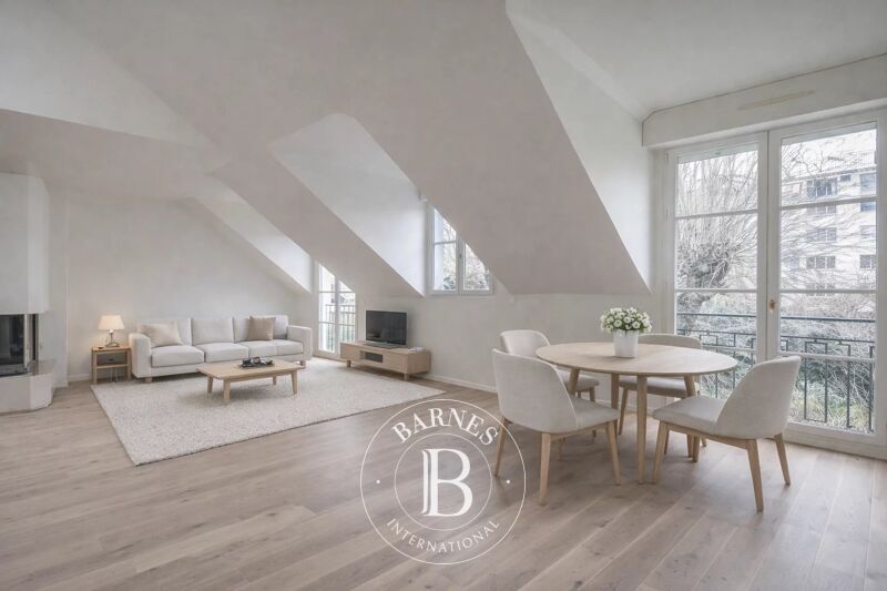 Versailles, near Notre-Dame Cathedral, 115m² (1,238 sq ft) apartment, 3 bedrooms, lift, 2 parking spaces.