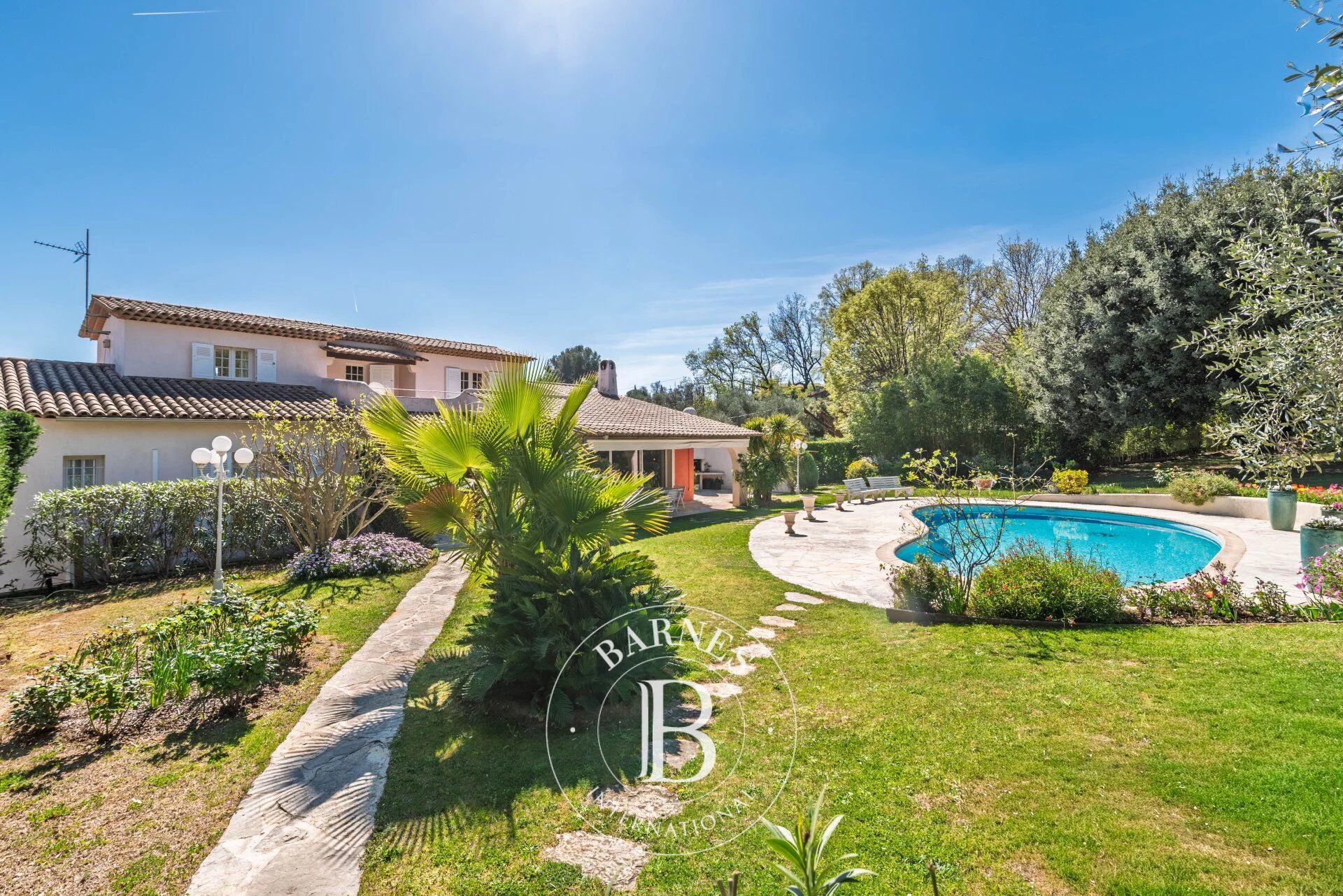 Le Rouret – Sea view villa, gated estate, south-facing, 4 bedrooms, full basement - picture 3