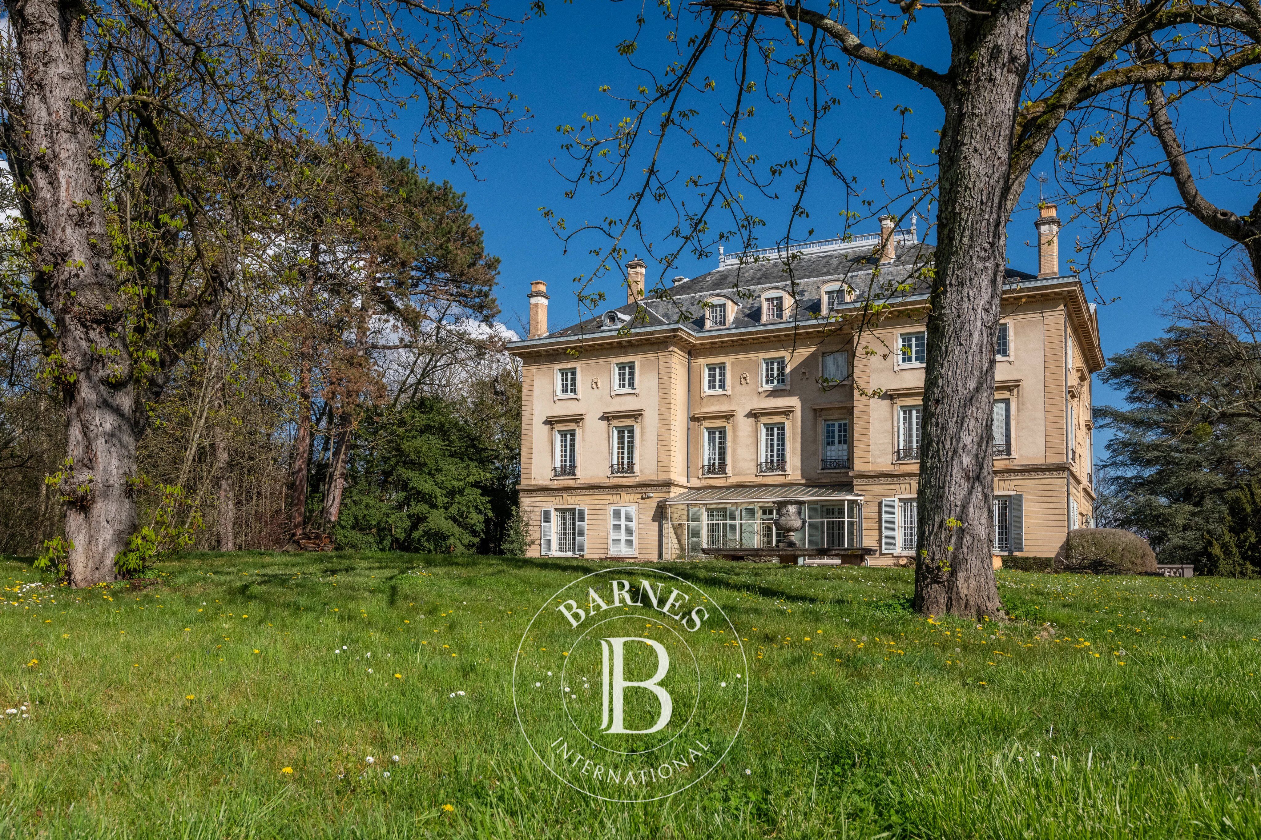 Écully Village Centre – Luxury flat for sale, 313 m² – Ground floor – Private garden – 4 bedrooms - picture 1