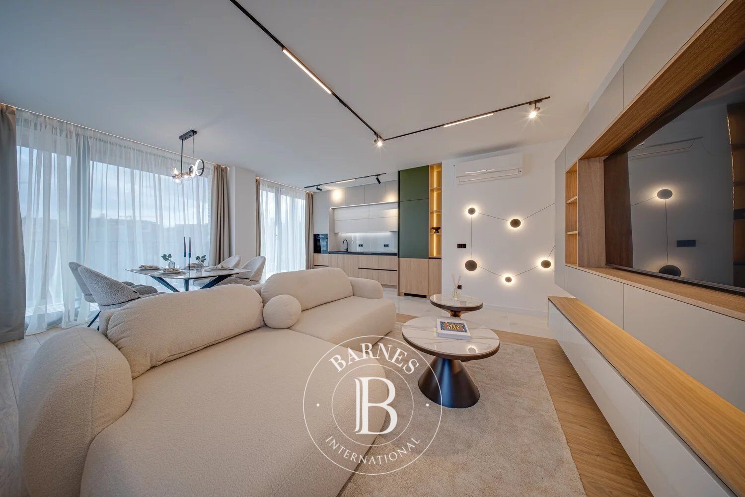 Two-bedroom apartment with underground garage in the elite building \