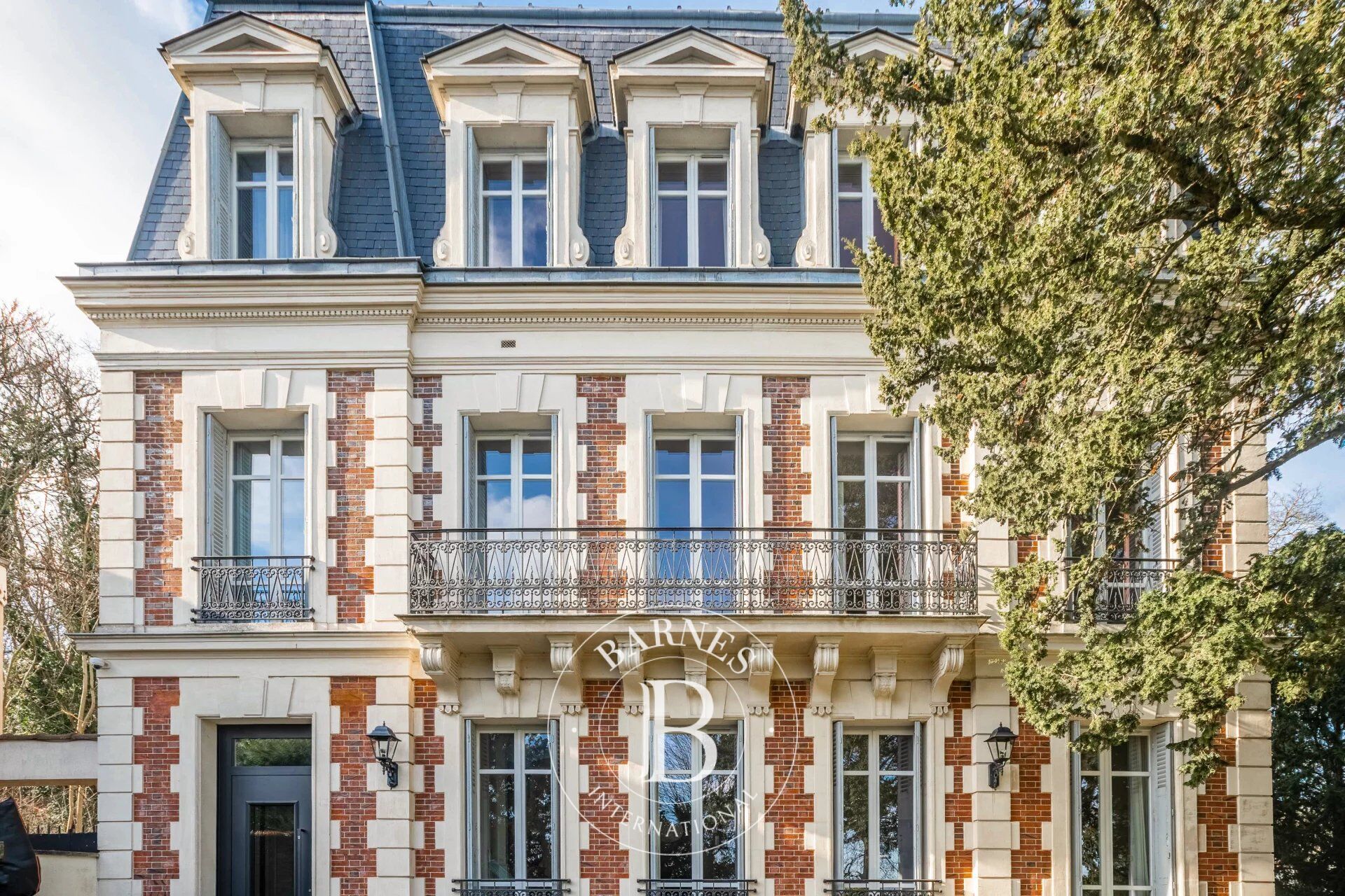 Le Mesnil-le-Roi – Limite Saint-Germain-en-Laye – Propriété de prestige avec vue exceptionnelle sur Paris - picture 1