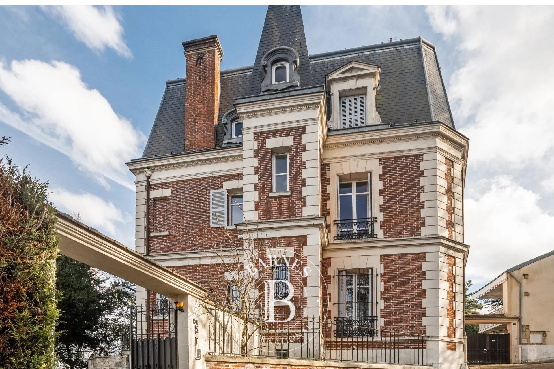 Le Mesnil-le-Roi – Limite Saint-Germain-en-Laye – Propriété de prestige avec vue exceptionnelle sur Paris - picture 2