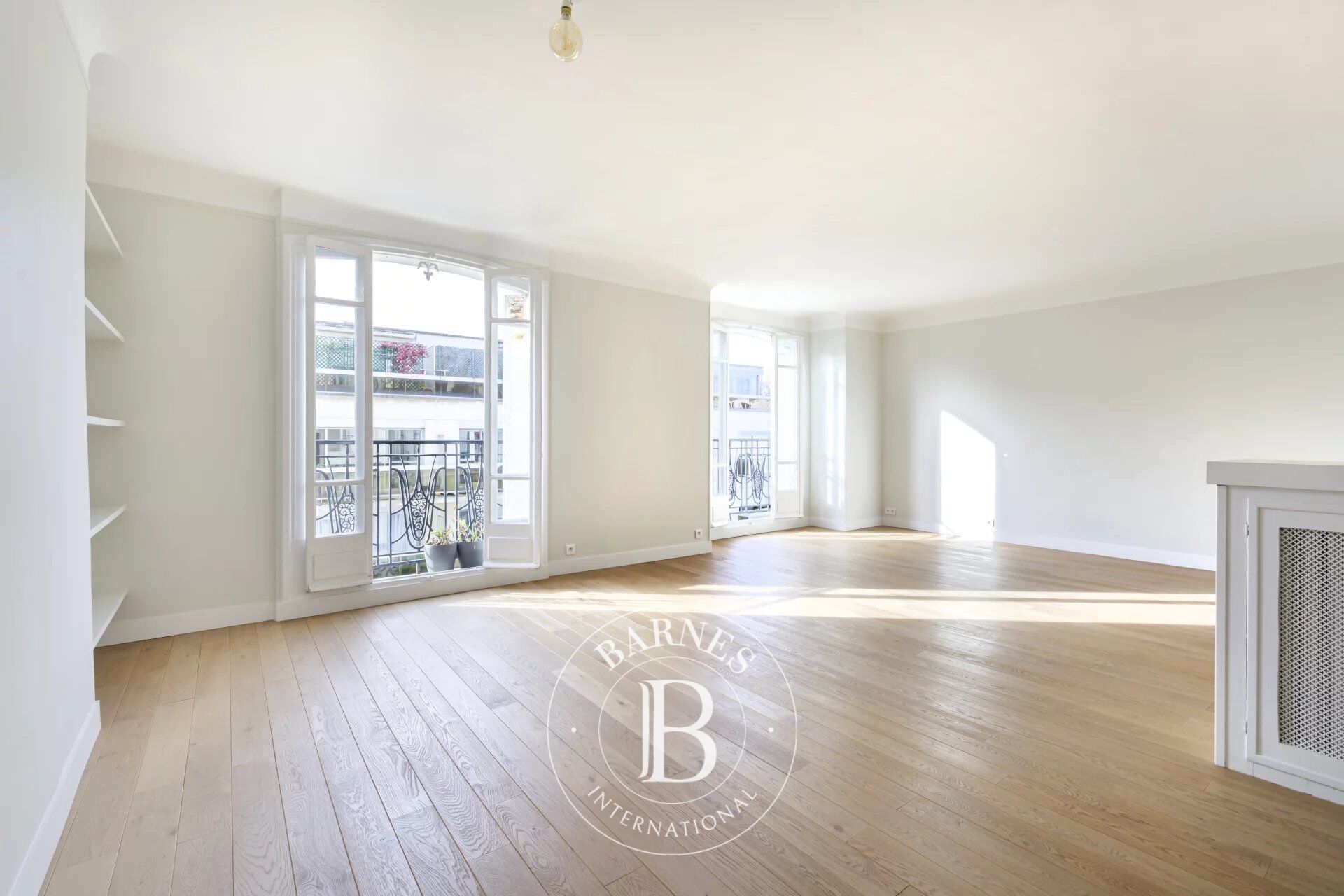 Exclusive - Neuilly - Madrid-Pont de Neuilly - Old-build 3-bedroom apartment - picture 3