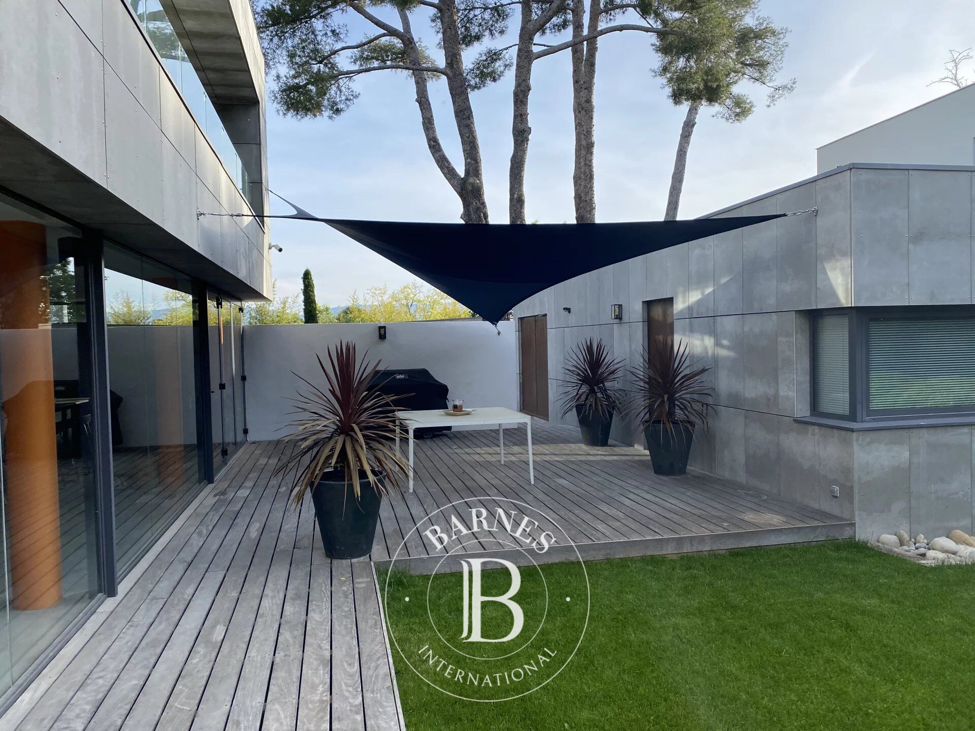 VENTE -MARSEILLE SAINT JULIEN -13012- EXCLUSIVITE - -SUPERBE VILLA D'ARCHITECTE AVEC DEPENDANCE - picture 2