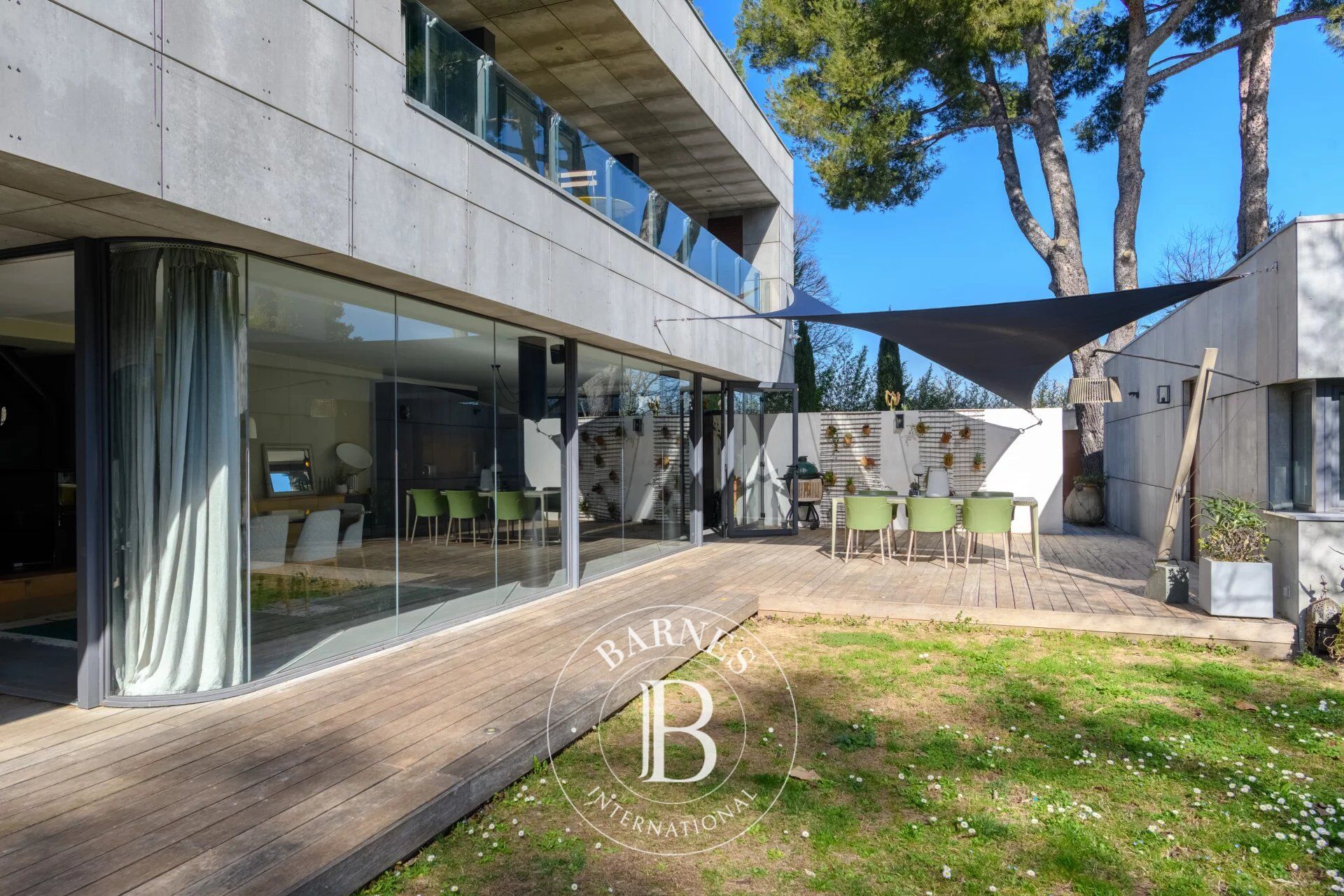 VENTE - EXCLUSIVITE  - MARSEILLE SAINT- JULIEN - 13012 -  VILLA D'ARCHITECTE AVEC DEPENDANCE ET PISCINE - picture 2