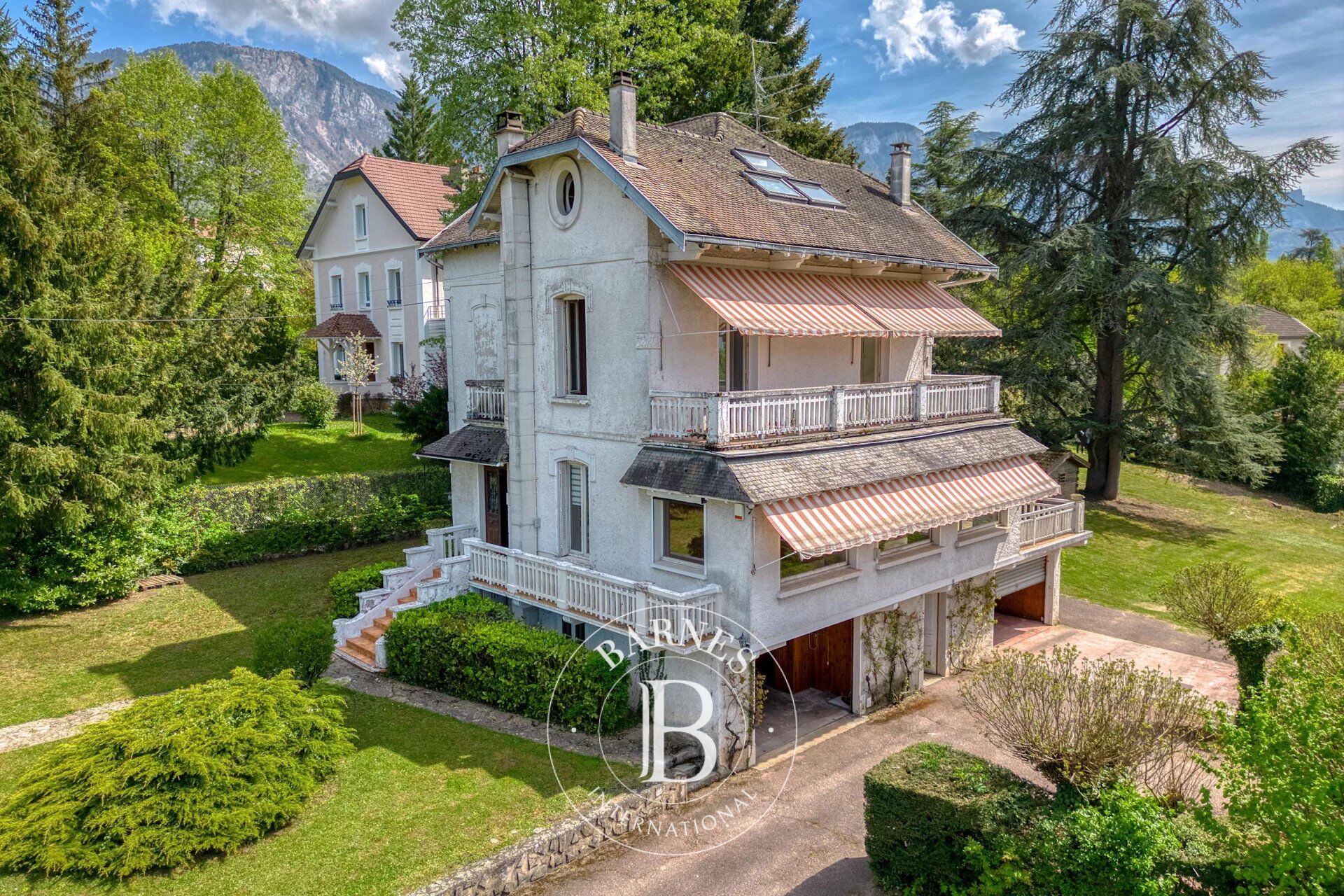 BARNES Aix-les-Bains - AIX-LES-BAINS - PREMIÈRES HAUTEURS - VILLA ANNÉES 30 CLASSÉE - PARC 2 560 M² - VUE MONTAGNES - picture 2