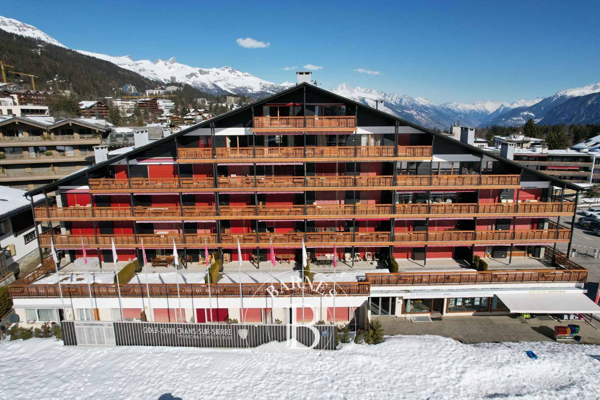 EXCEPTIONAL LOCATION – 4.5-ROOM APARTMENT WITH STUNNING GOLF VIEWS & SEPARATE STUDIO - picture 1