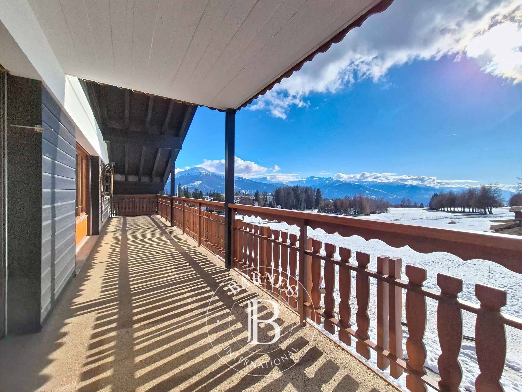 EXCEPTIONAL LOCATION – 4.5-ROOM APARTMENT WITH STUNNING GOLF VIEWS & SEPARATE STUDIO - picture 3