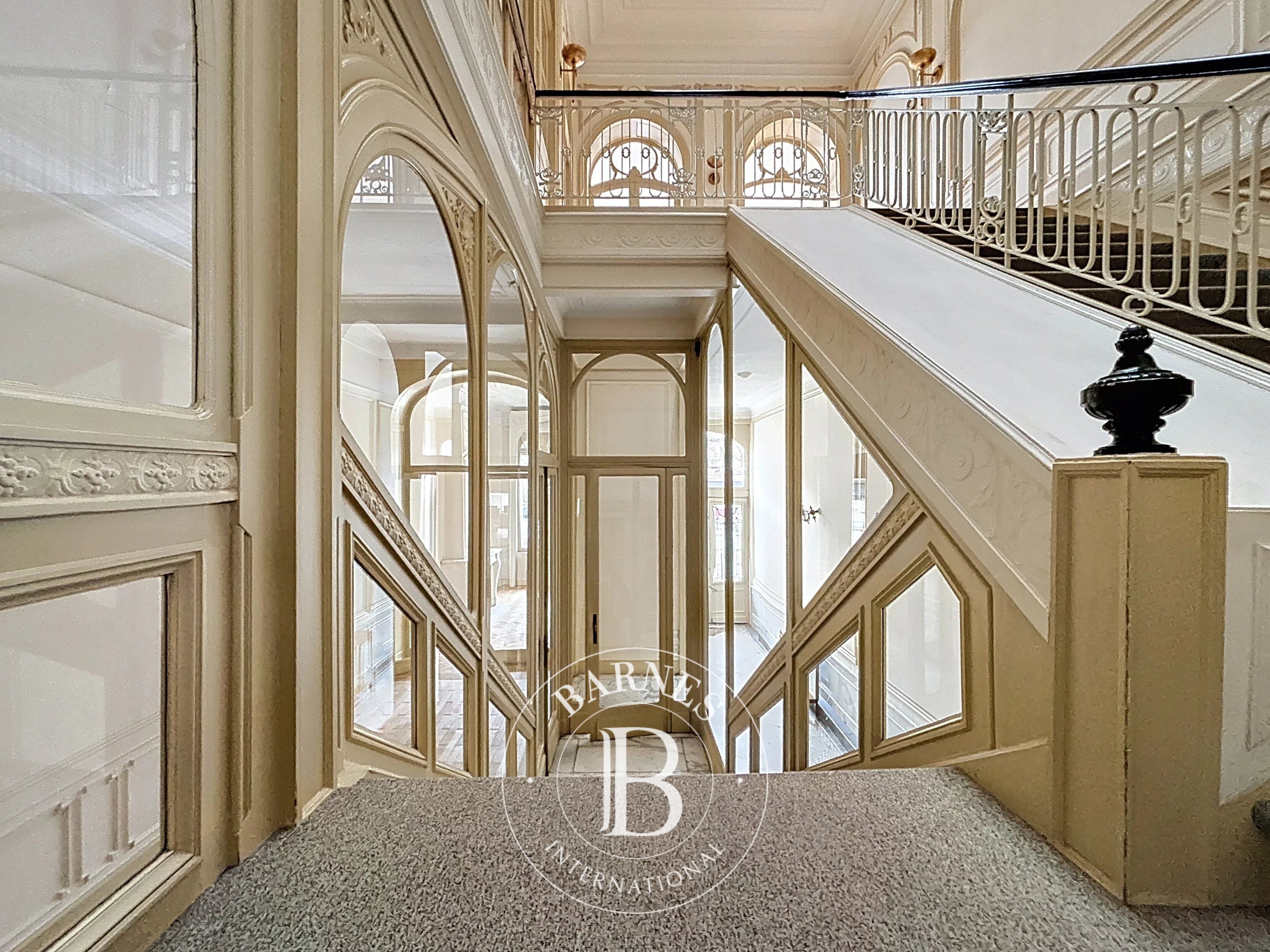 Maison de Maitre de 895m2 avec maison cochère - picture 3