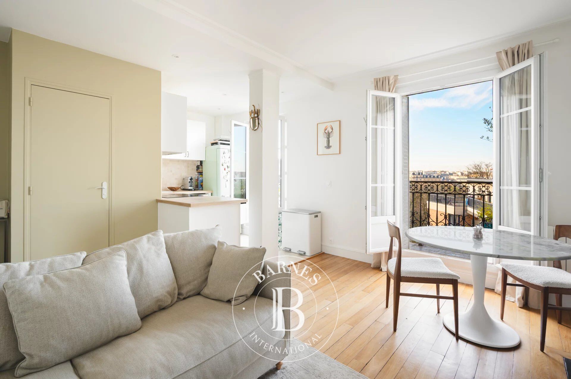 EXCLUSIVITE - PARIS 18 - LUMIERE - ETAGE ELEVE - ASCENSEUR - BALCON FILANT - CALME - REFAIT PAR ARCHITECTE - picture 1